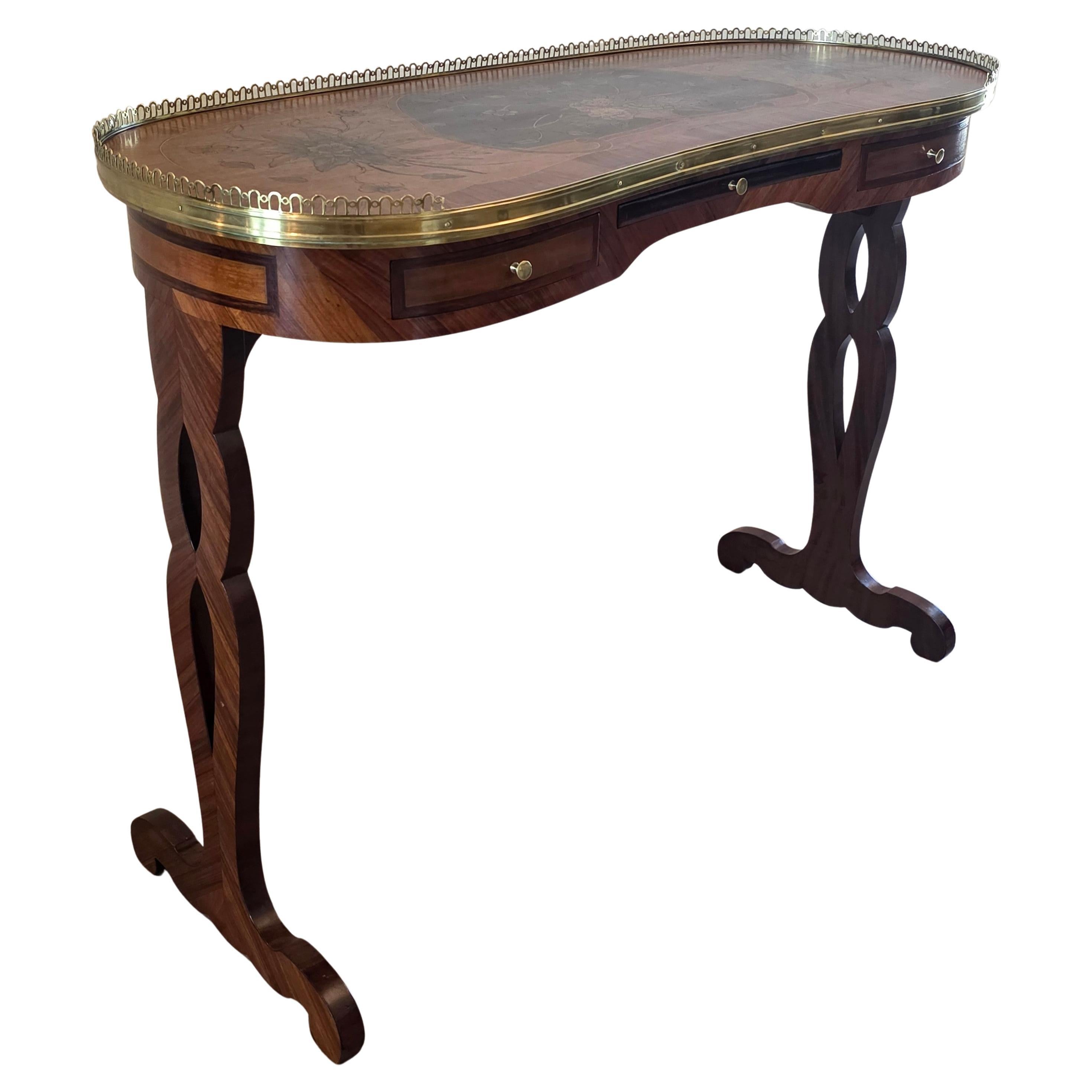 Antique Table à écrire de style Louis XVI à chevalet en laiton doré (a) Gallery en vente
