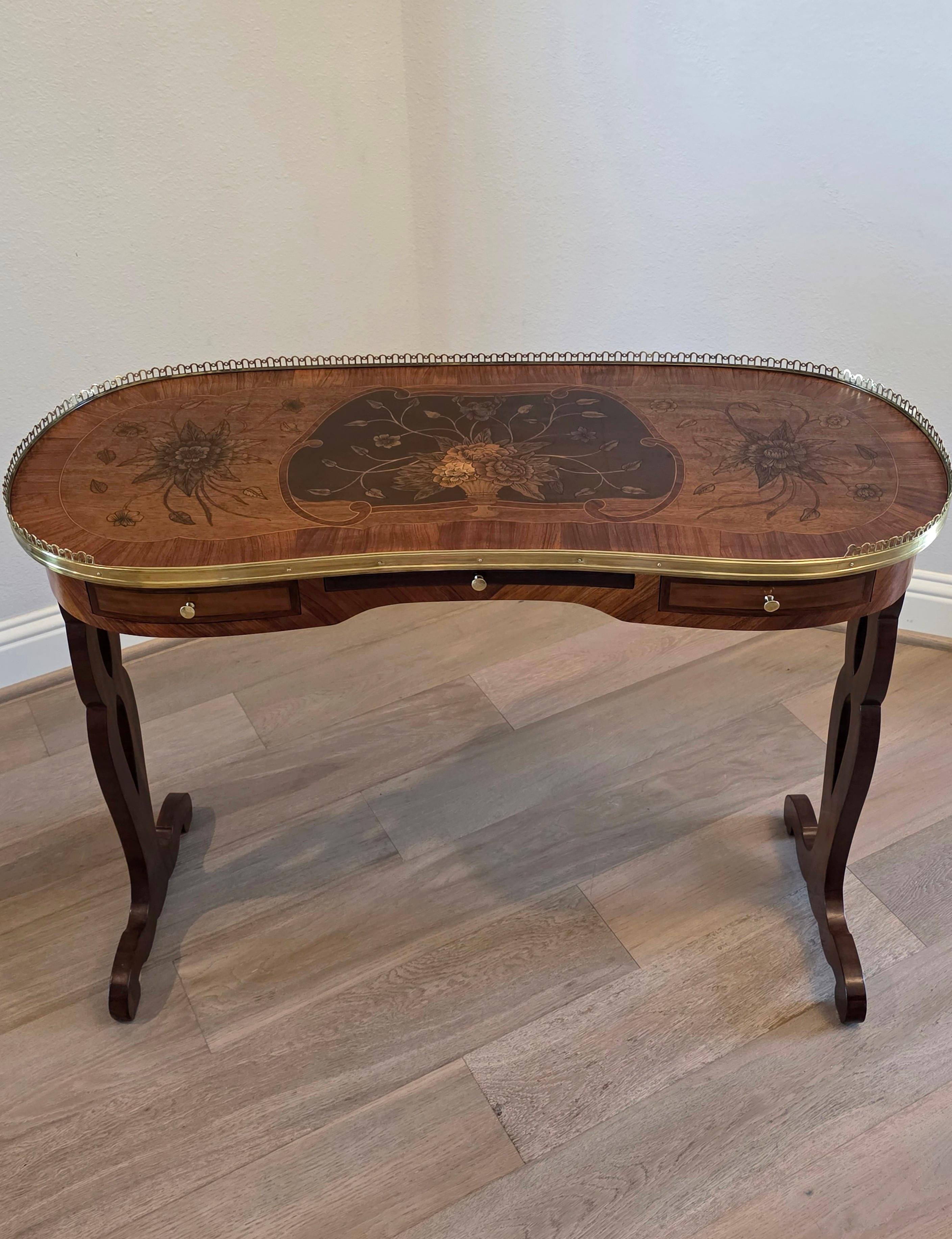 Cette table à écrire en marqueterie de bois de roi de style Louis XVI ajoute une touche d'élégance et de sophistication luxueuse.

Datant de la fin du XIXe siècle ou du début du XXe siècle, exceptionnellement exécuté en bois exotique de roi, avec un