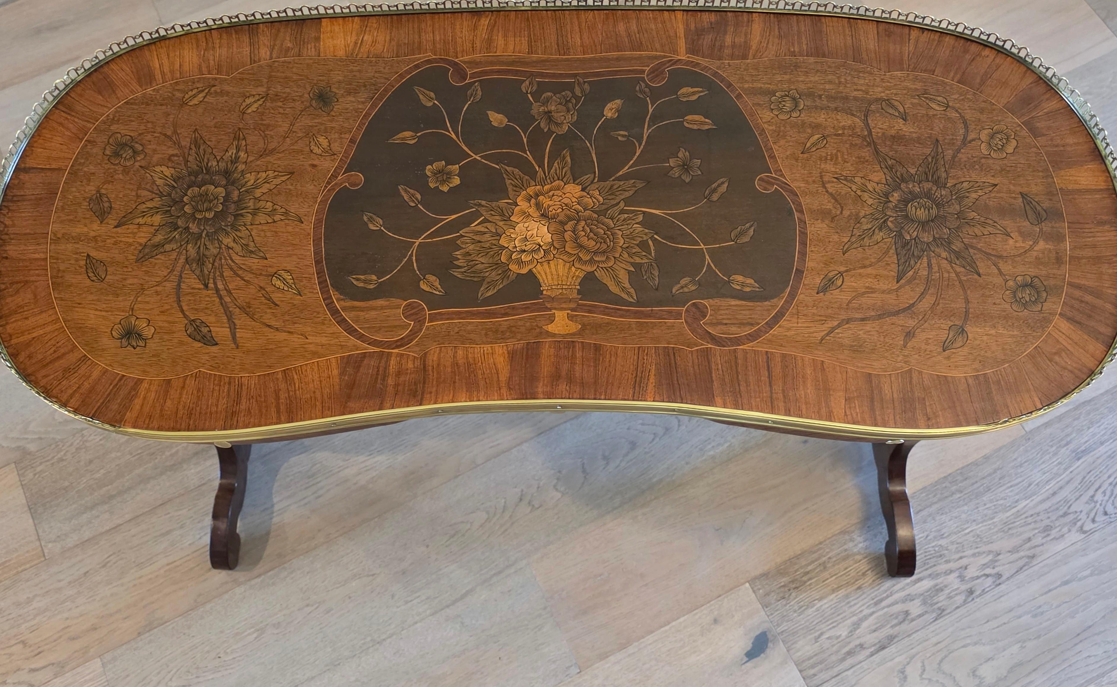 Européen Antique Table à écrire de style Louis XVI à chevalet en laiton doré (a) Gallery en vente