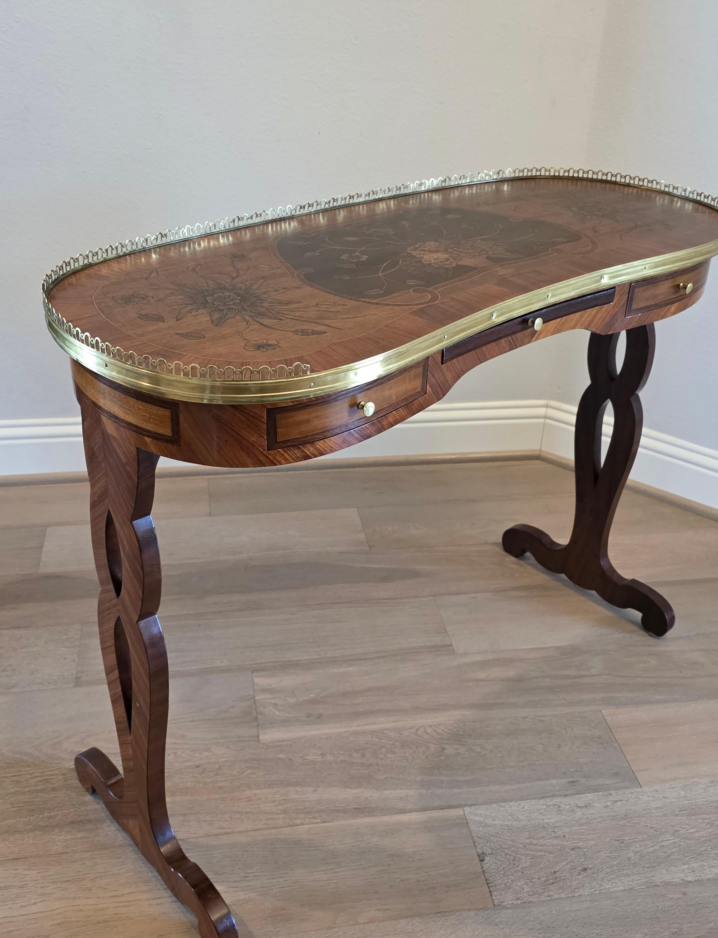 Doré Antique Table à écrire de style Louis XVI à chevalet en laiton doré (a) Gallery en vente