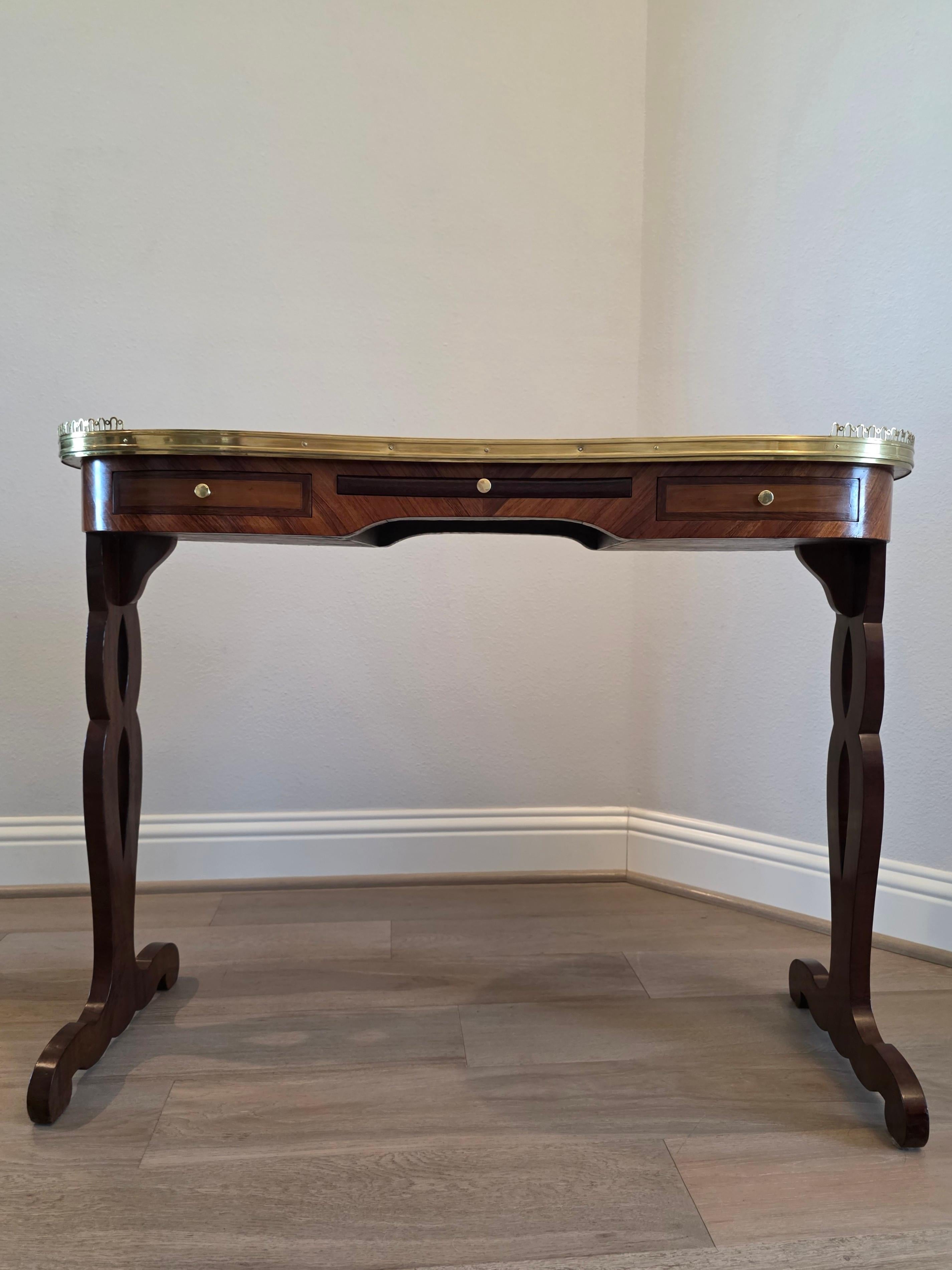 20ième siècle Antique Table à écrire de style Louis XVI à chevalet en laiton doré (a) Gallery en vente