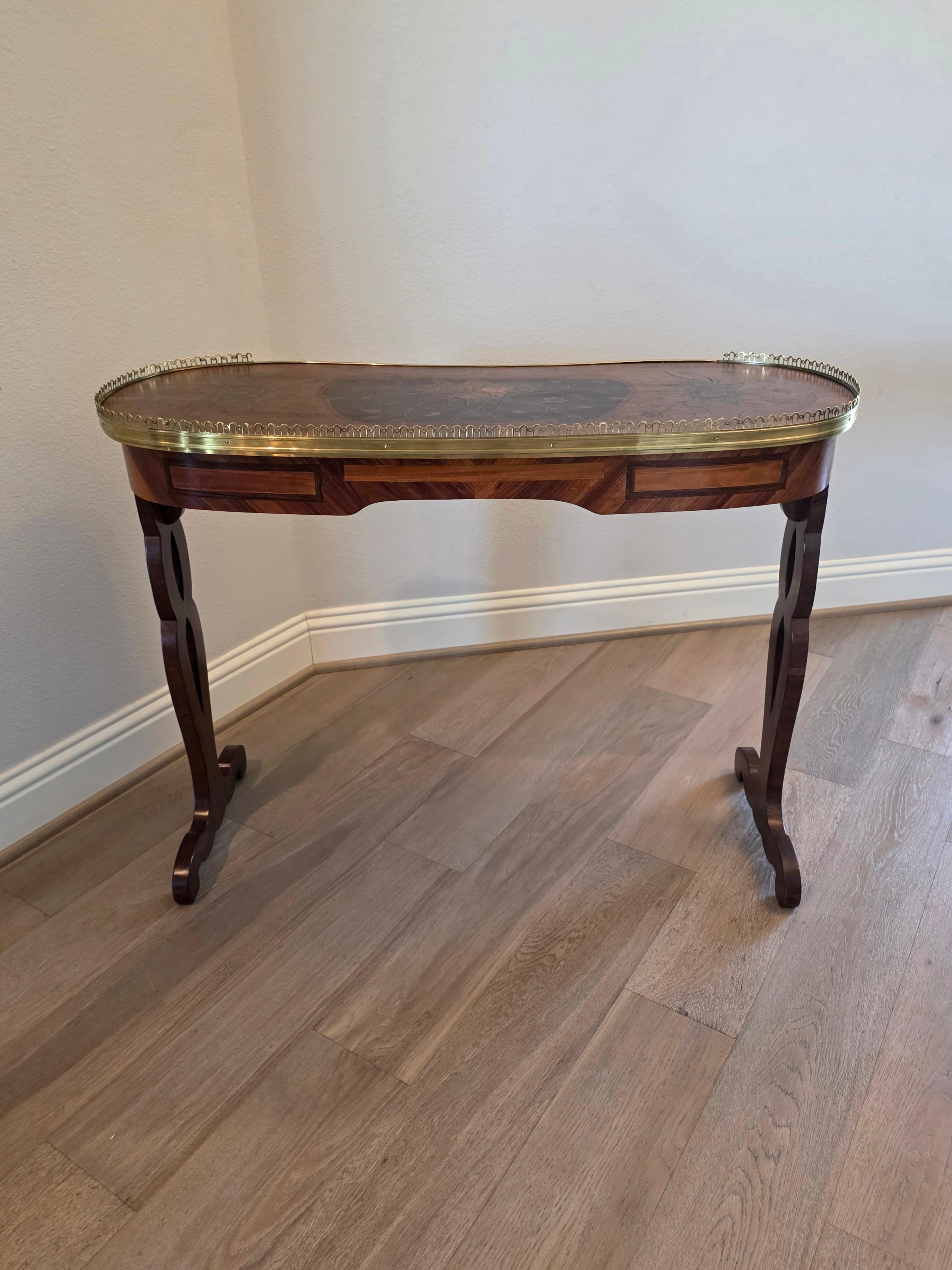 Antique Table à écrire de style Louis XVI à chevalet en laiton doré (a) Gallery en vente 1