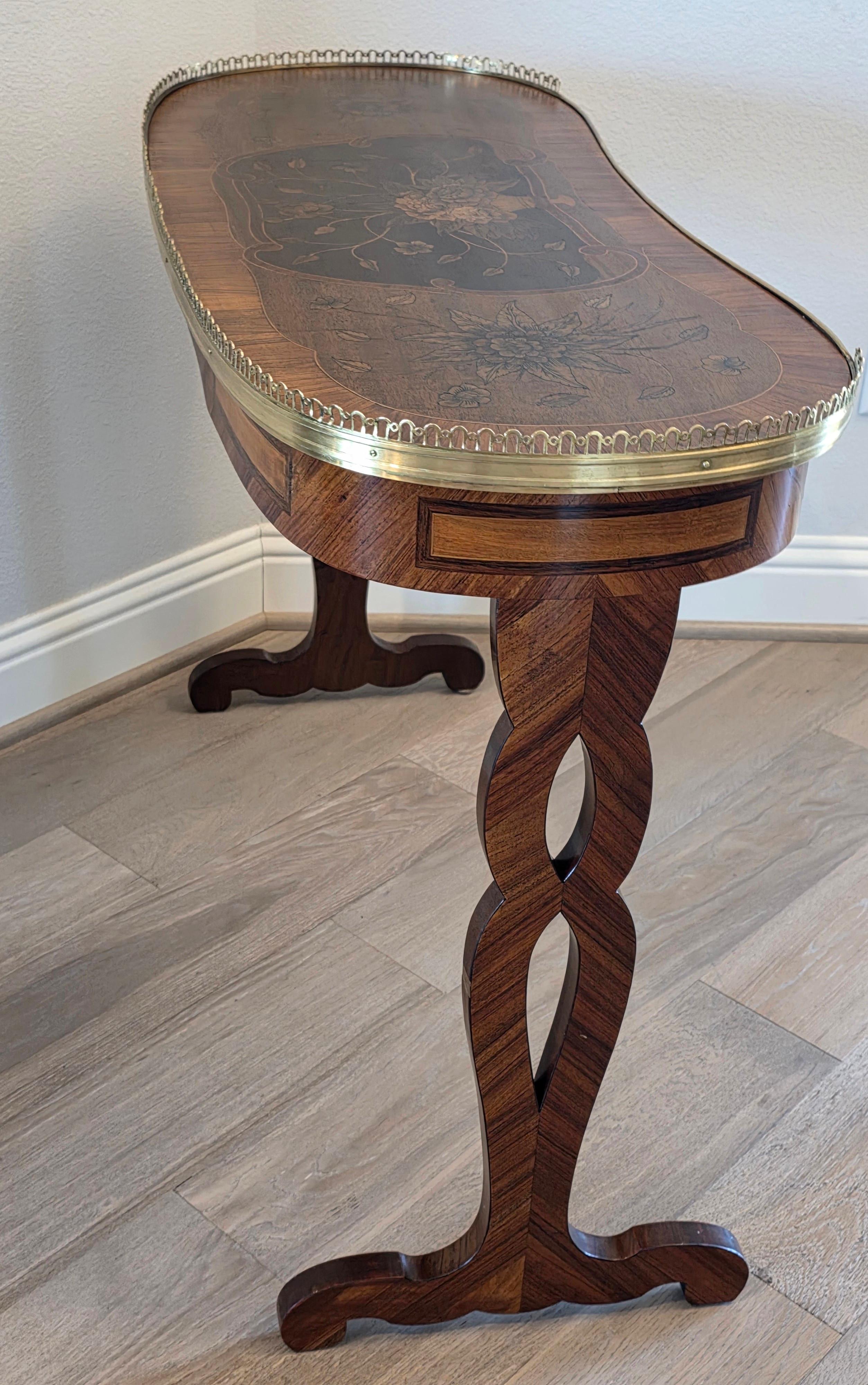 Laiton Antique Table à écrire de style Louis XVI à chevalet en laiton doré (a) Gallery en vente