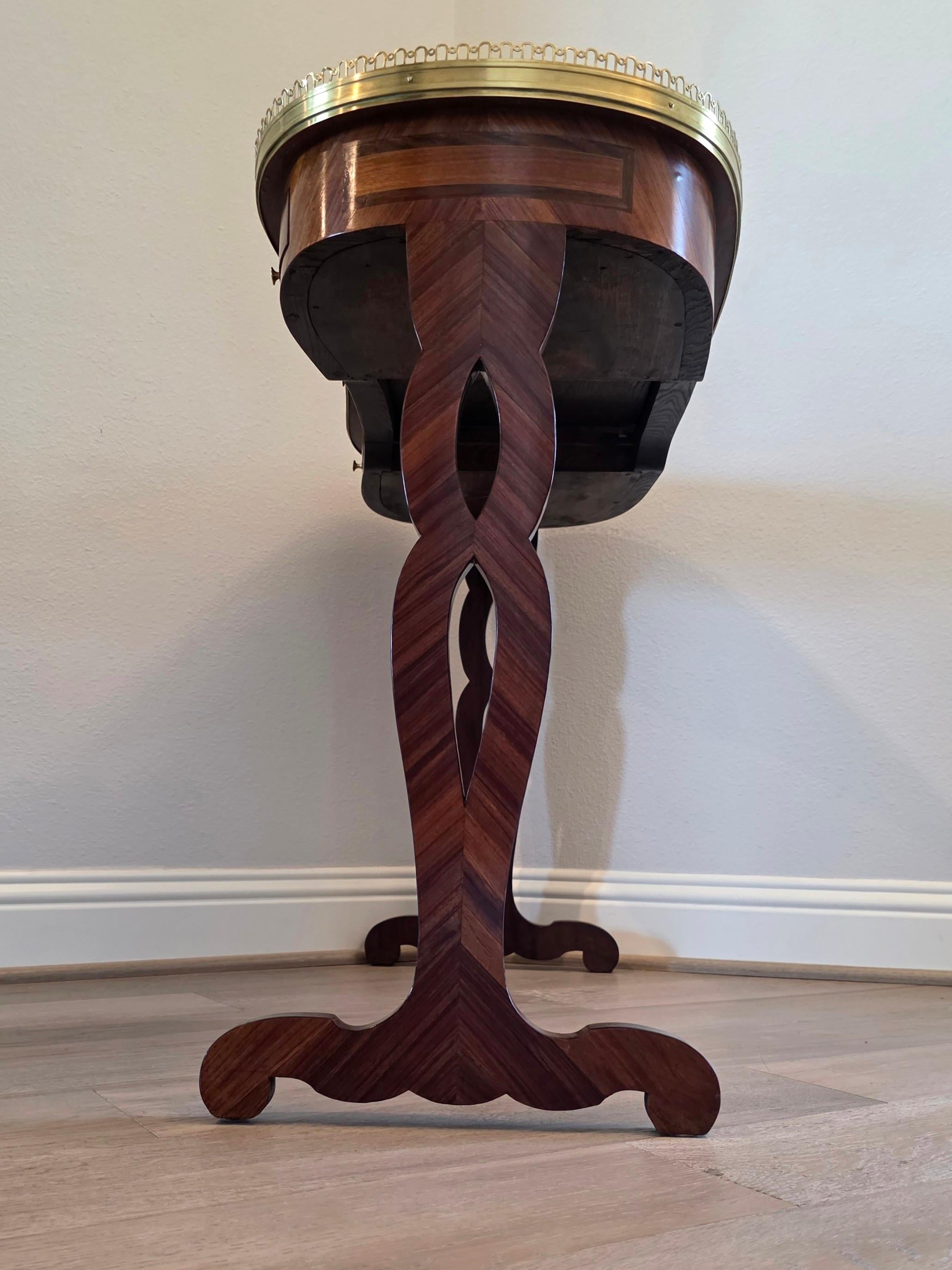 Antique Table à écrire de style Louis XVI à chevalet en laiton doré (a) Gallery en vente 3