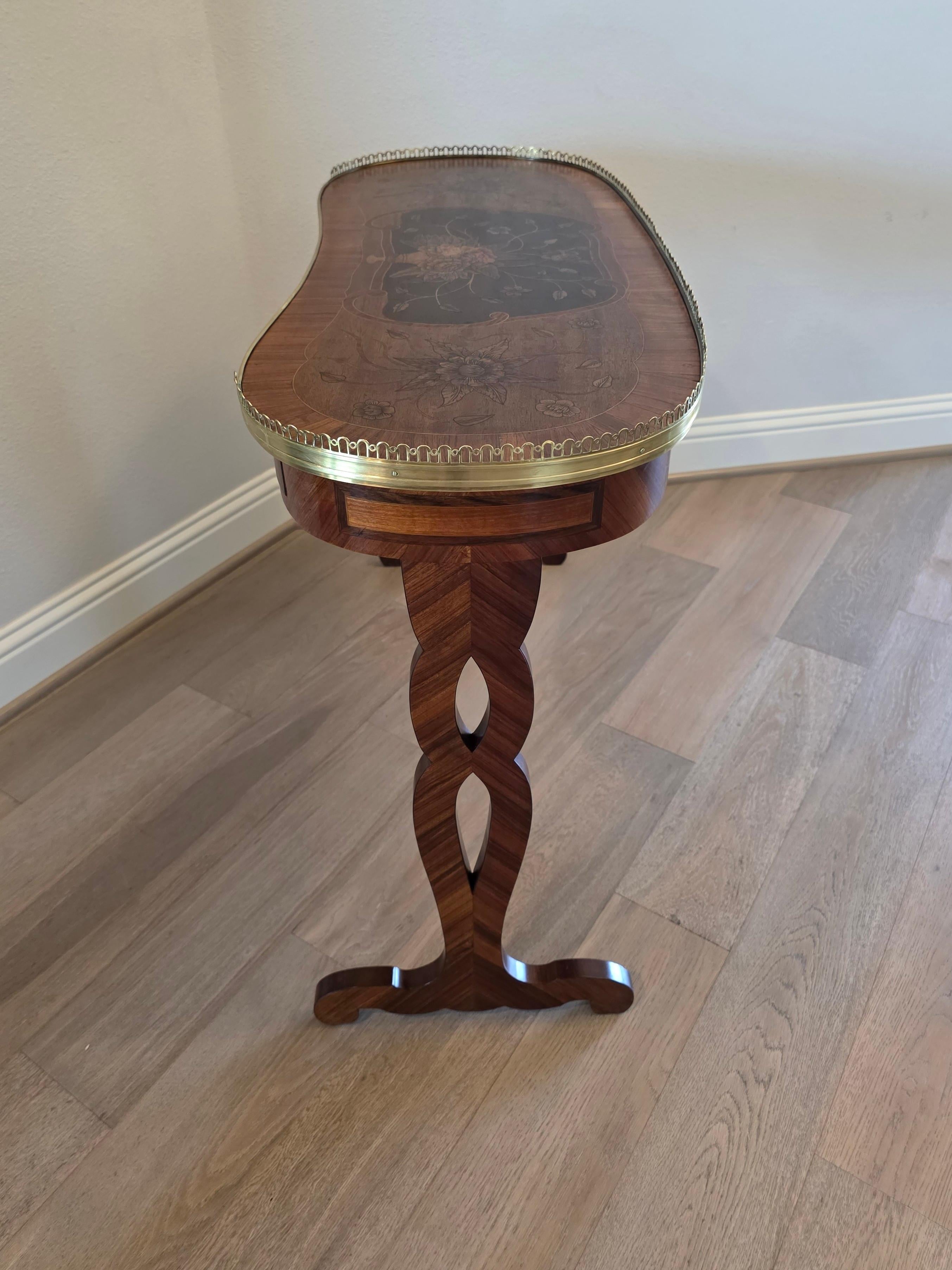 Antique Table à écrire de style Louis XVI à chevalet en laiton doré (a) Gallery en vente 2