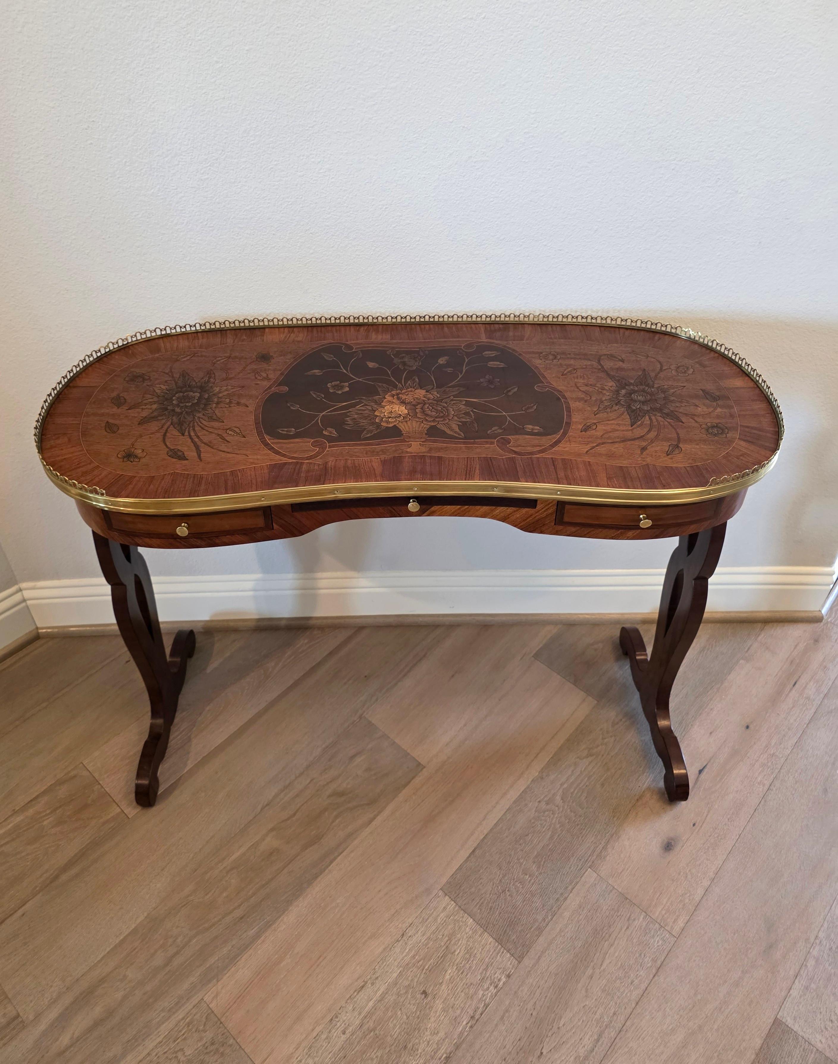 Antique Table à écrire de style Louis XVI à chevalet en laiton doré (a) Gallery en vente 4