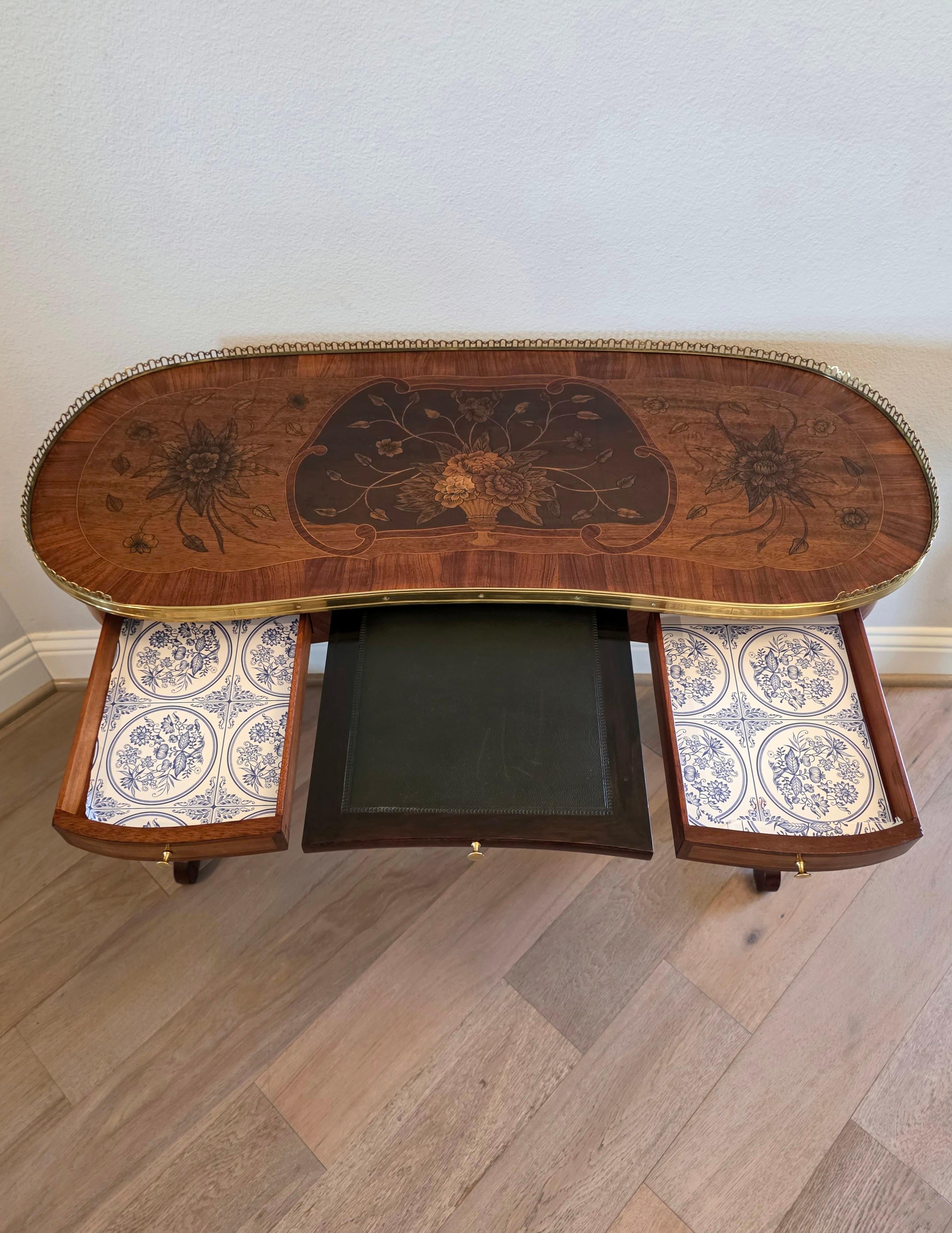 Antique Table à écrire de style Louis XVI à chevalet en laiton doré (a) Gallery en vente 5