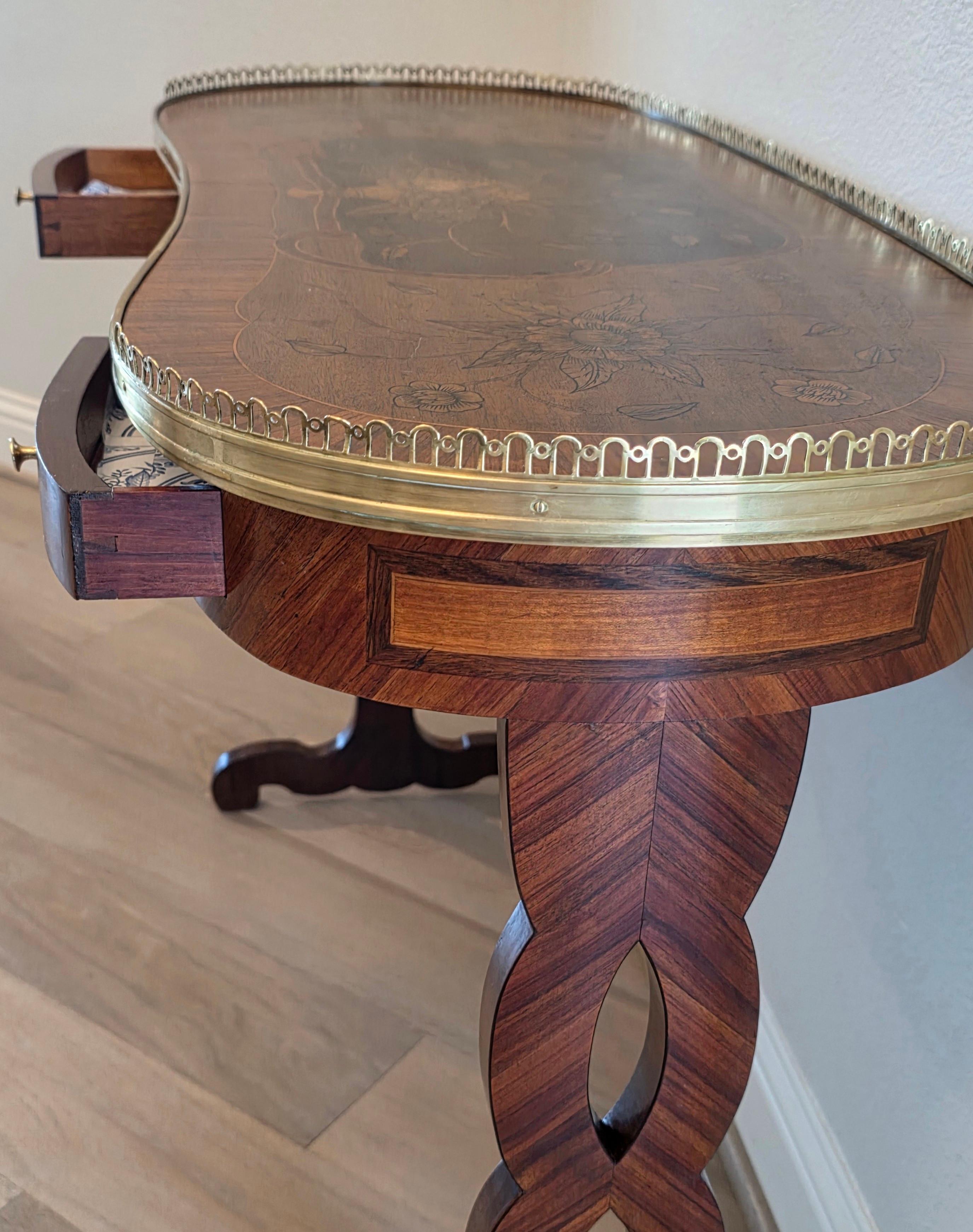 Antique Table à écrire de style Louis XVI à chevalet en laiton doré (a) Gallery en vente 6