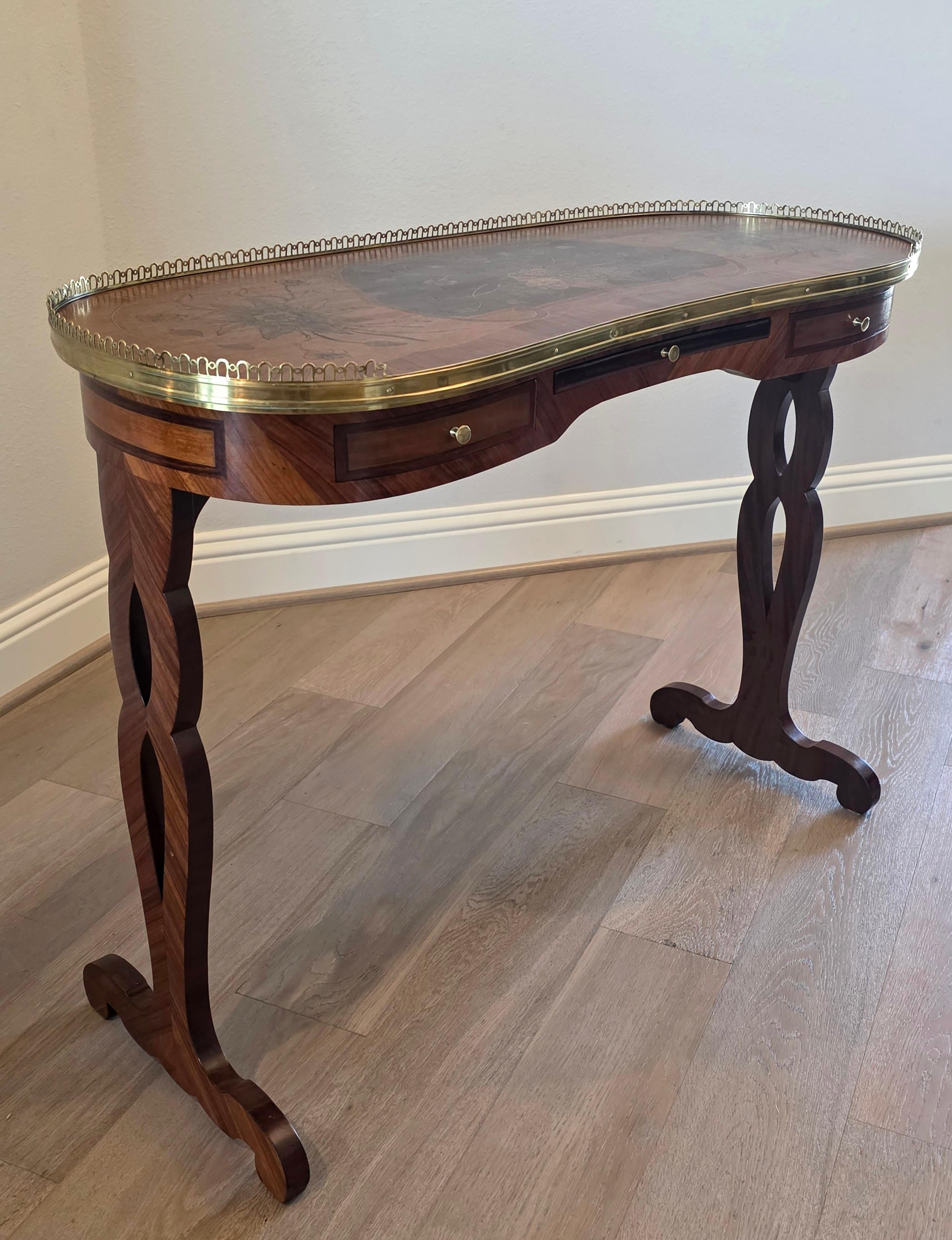 Antique Table à écrire de style Louis XVI à chevalet en laiton doré (a) Gallery en vente 7