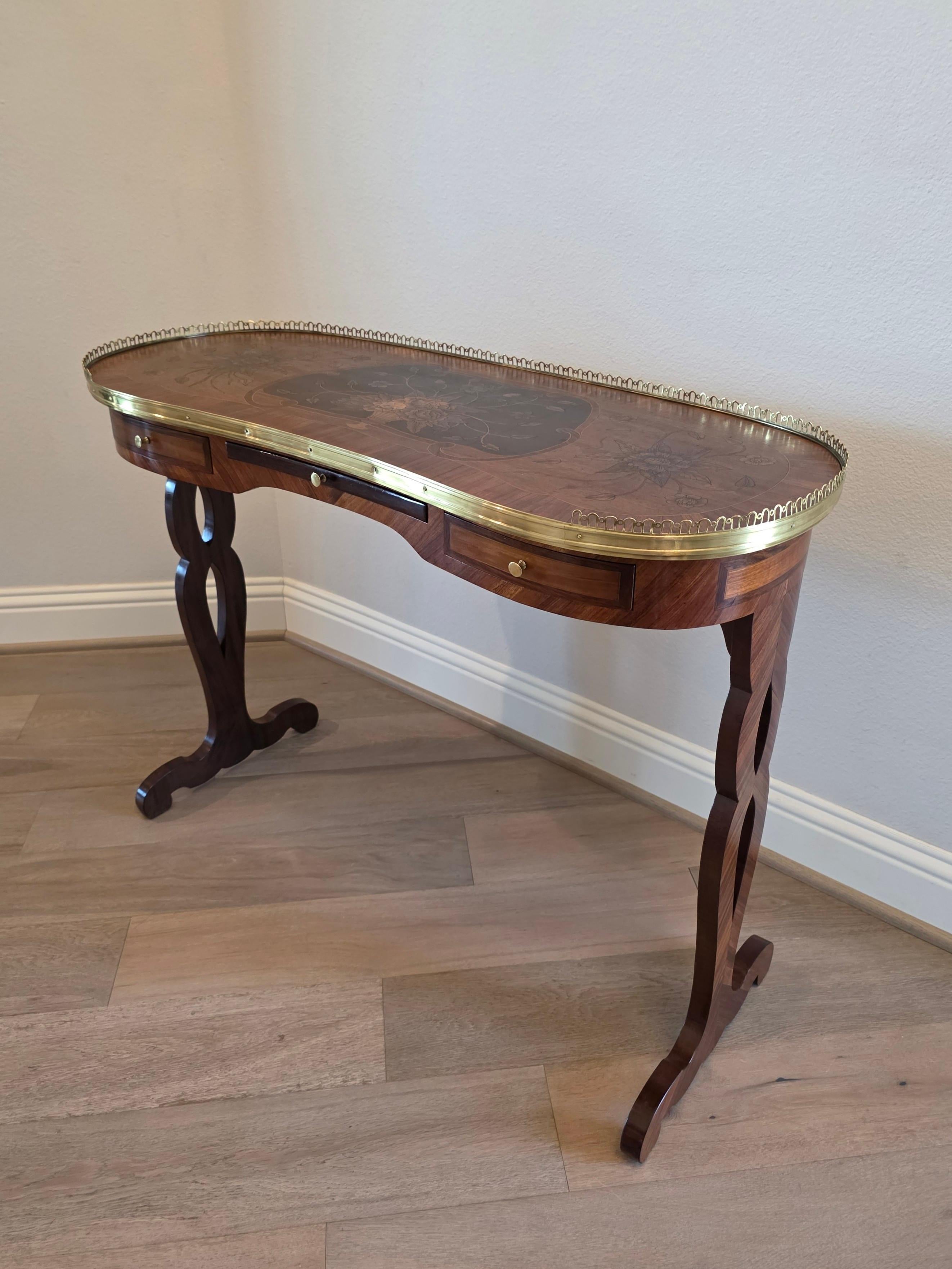 Antique Table à écrire de style Louis XVI à chevalet en laiton doré (a) Gallery en vente 8