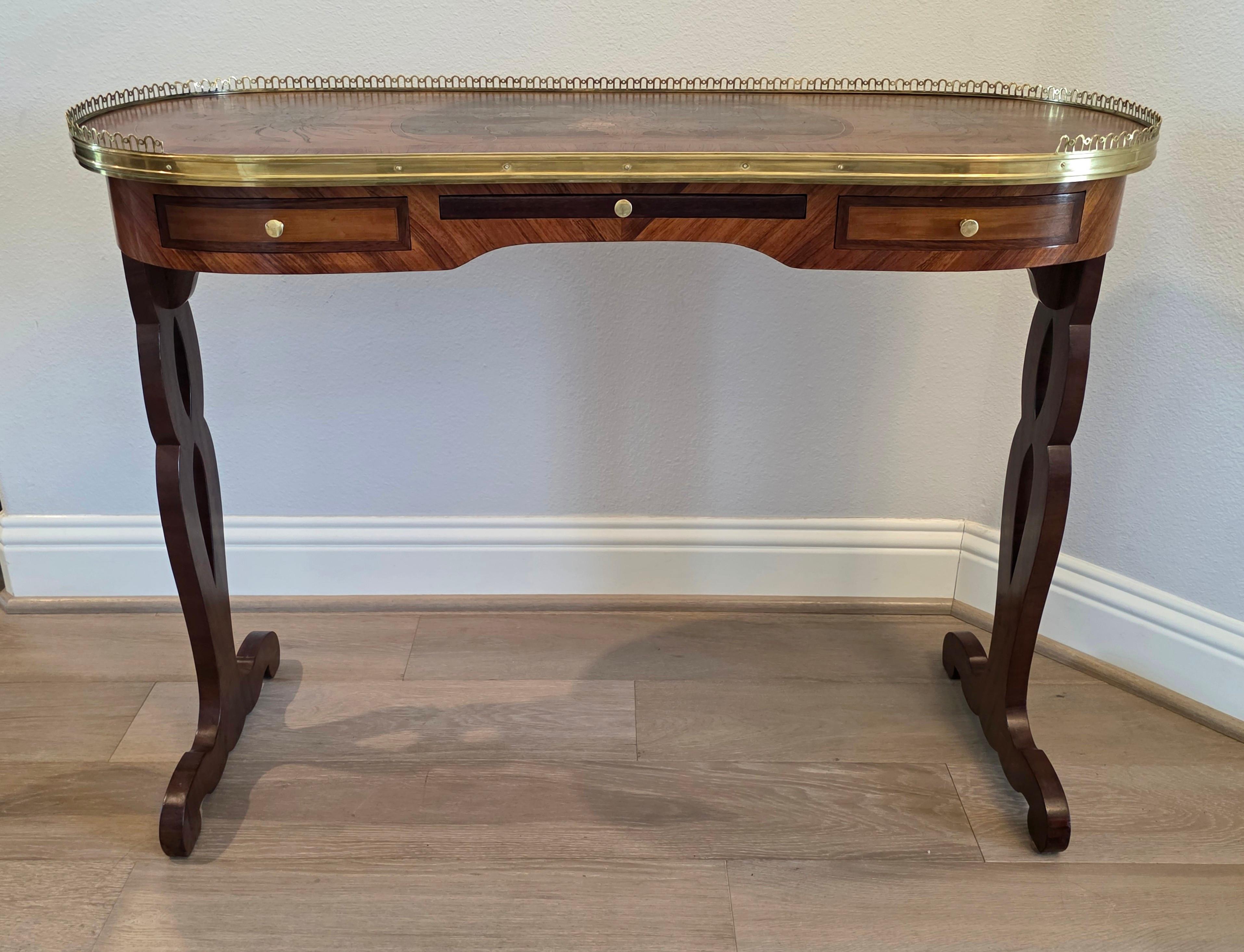Antique Table à écrire de style Louis XVI à chevalet en laiton doré (a) Gallery en vente 9