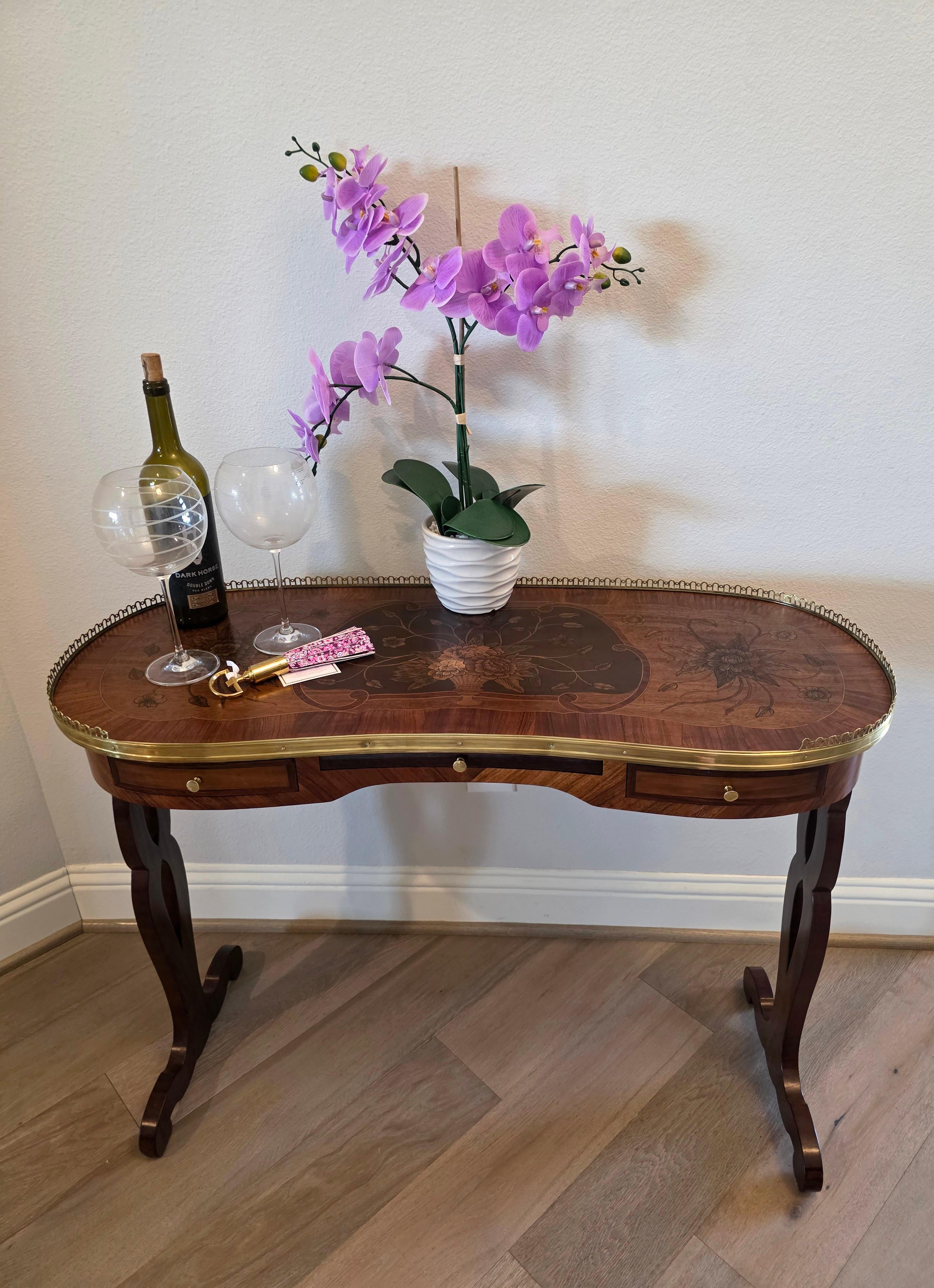 Antique Table à écrire de style Louis XVI à chevalet en laiton doré (a) Gallery en vente 11