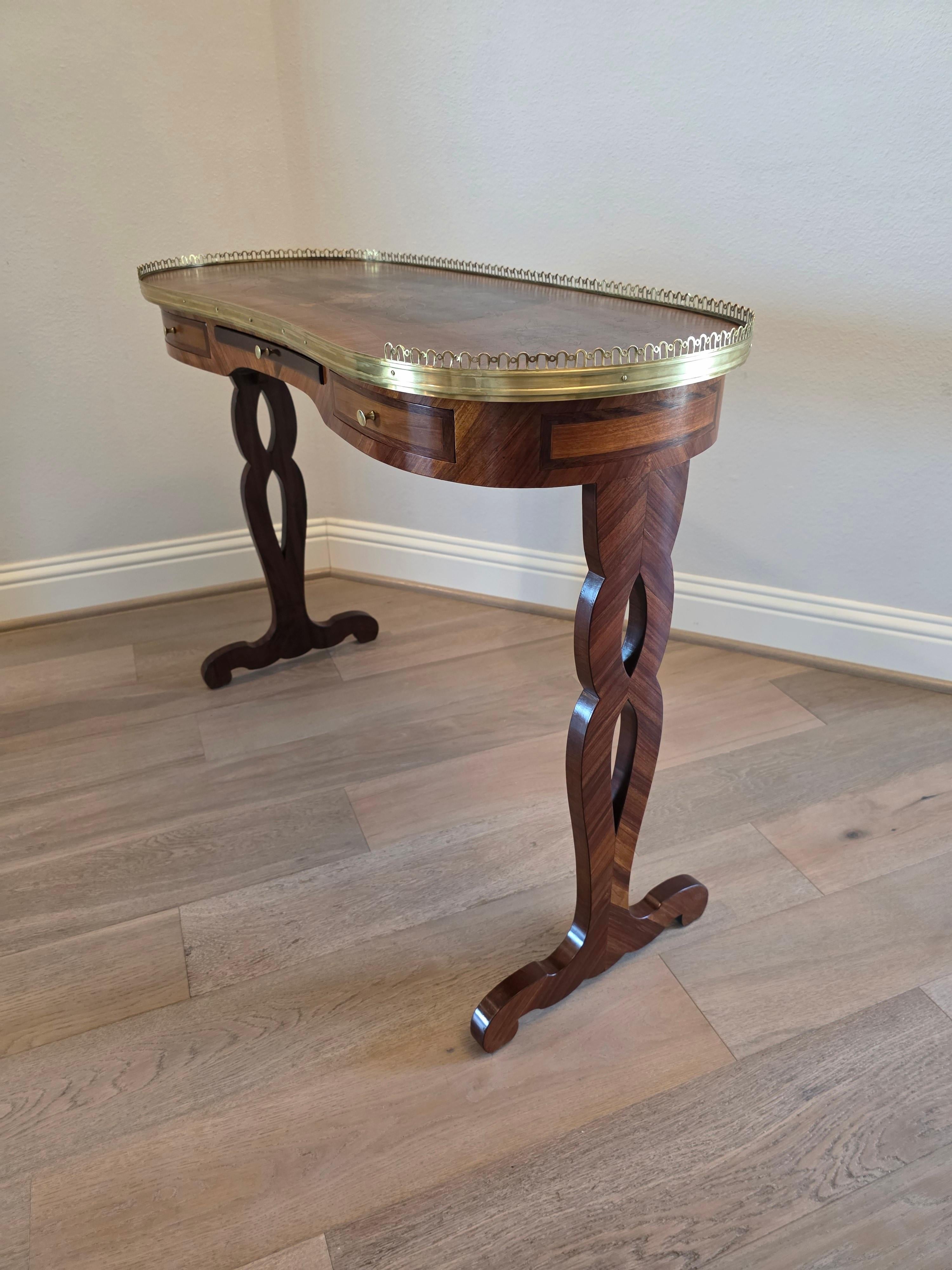 Antique Table à écrire de style Louis XVI à chevalet en laiton doré (a) Gallery en vente 12