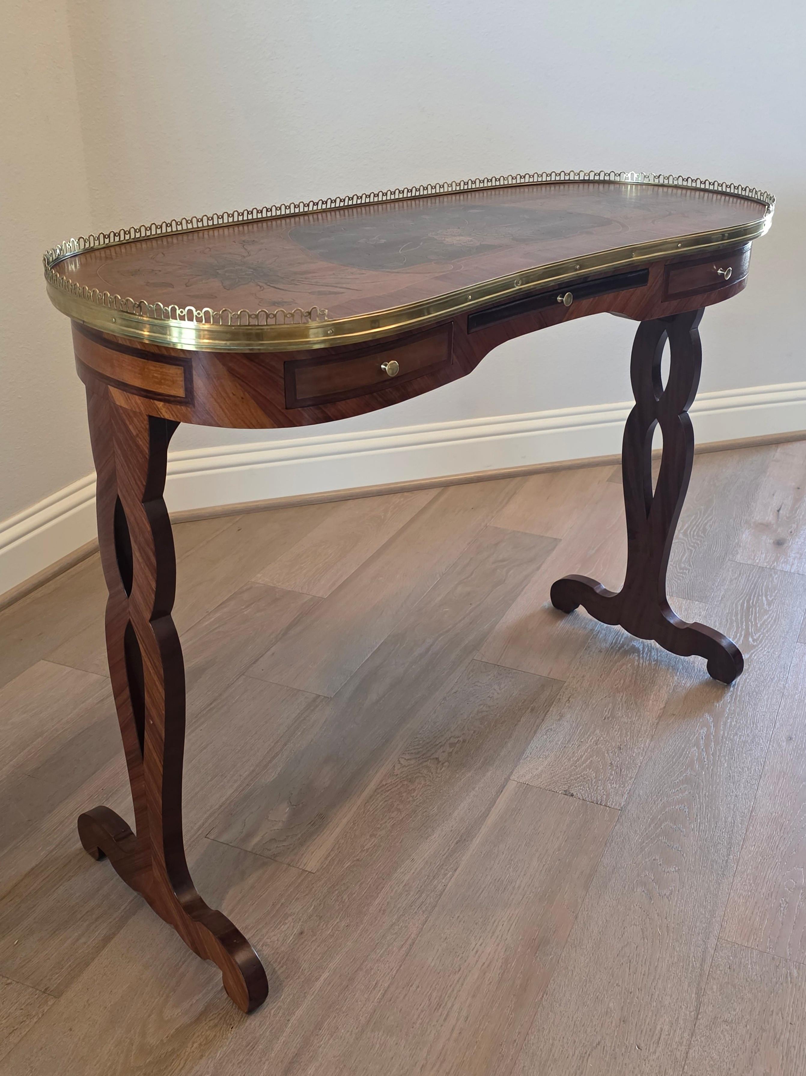 Antique Table à écrire de style Louis XVI à chevalet en laiton doré (a) Gallery en vente 13