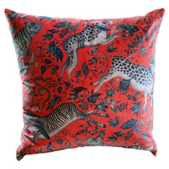 Coussin décoratif en velours rouge corail et sarcelle représentant une scène de Jungle avec contraste de sarcelle