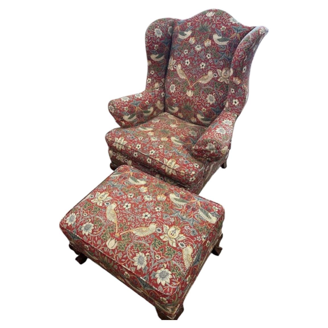Ohrensessel und Ottomane im Vintage-Stil mit Erdbeerbaumholz-Stoff von William Morris im Angebot