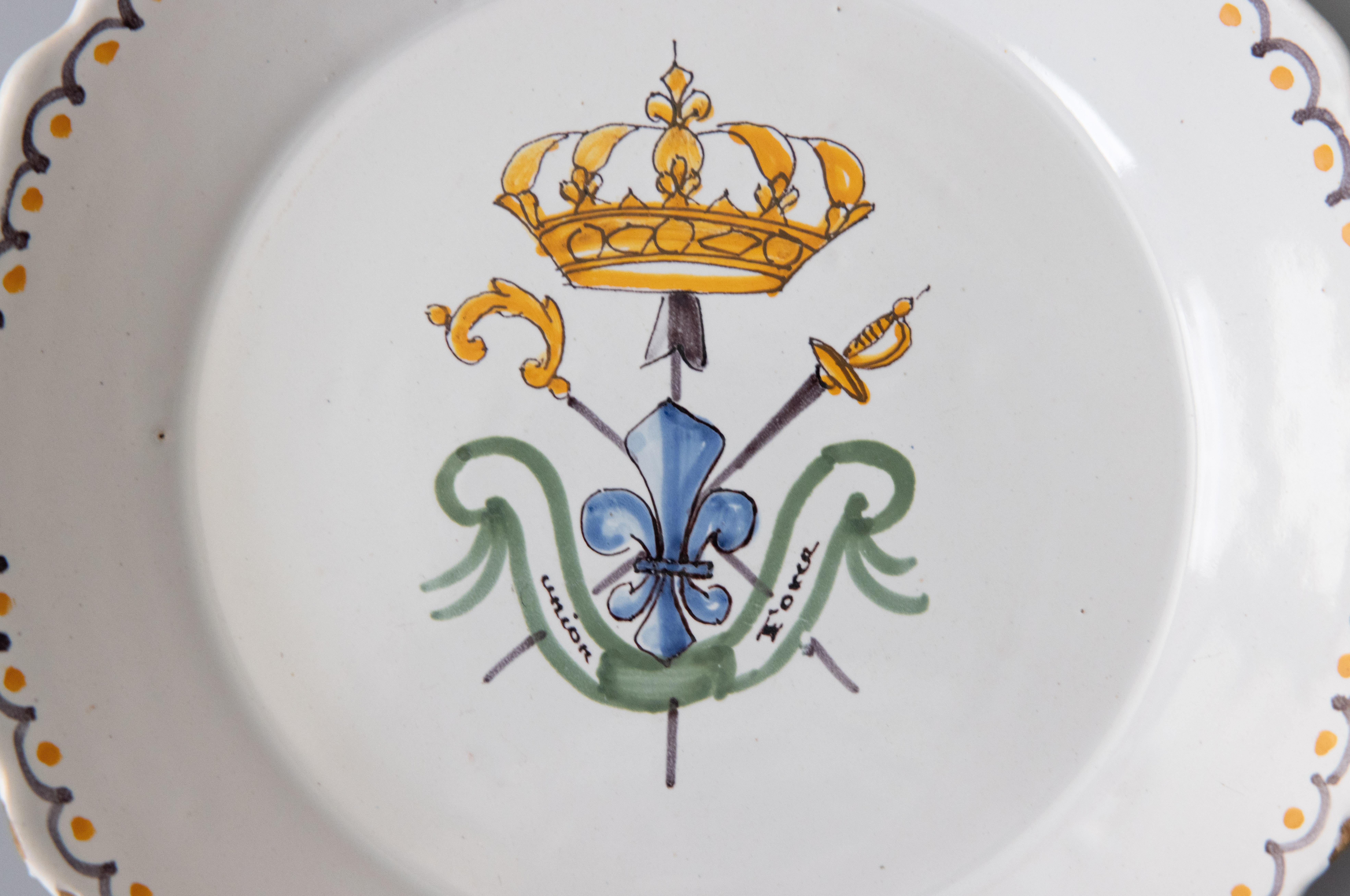 Belle assiette en faïence de Nevers du XVIIIe siècle à décor révolutionnaire des Trois Ordres surmontés d'une couronne et de l'inscription 