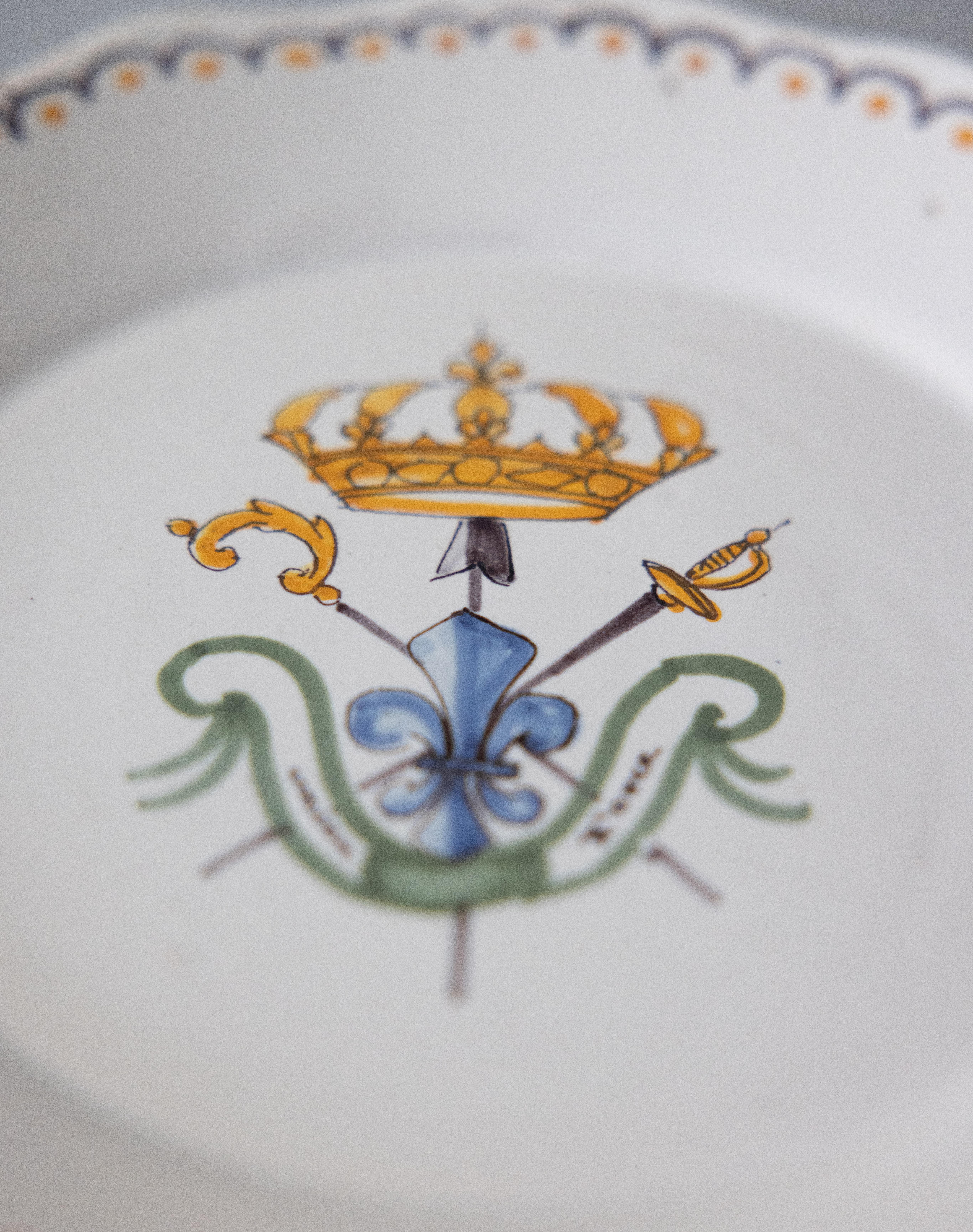 Français Plat révolutionnaire en faïence polychrome étamée de Nevers du XVIIIe siècle en vente