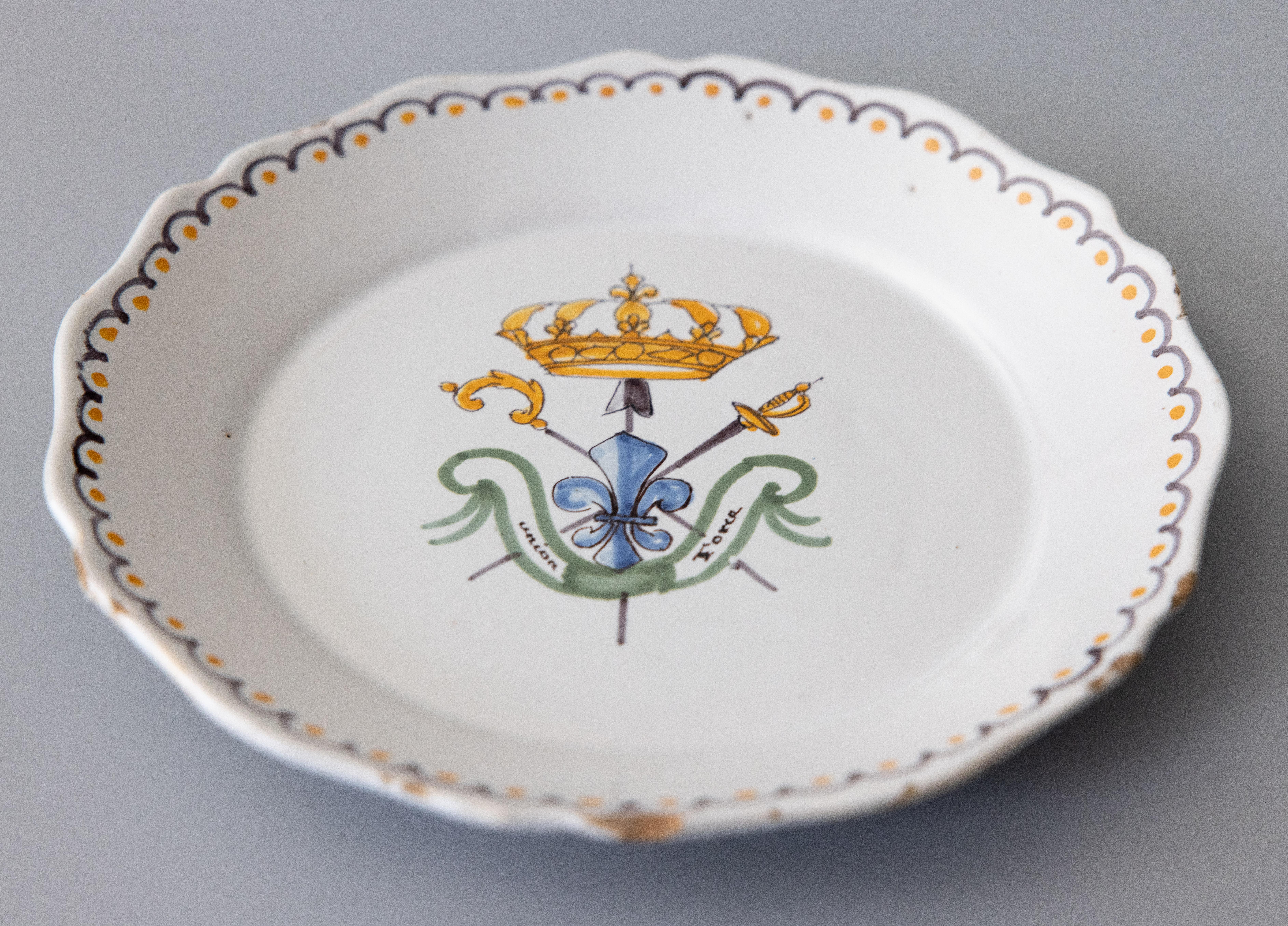 Country Plat révolutionnaire en faïence polychrome étamée de Nevers du XVIIIe siècle en vente
