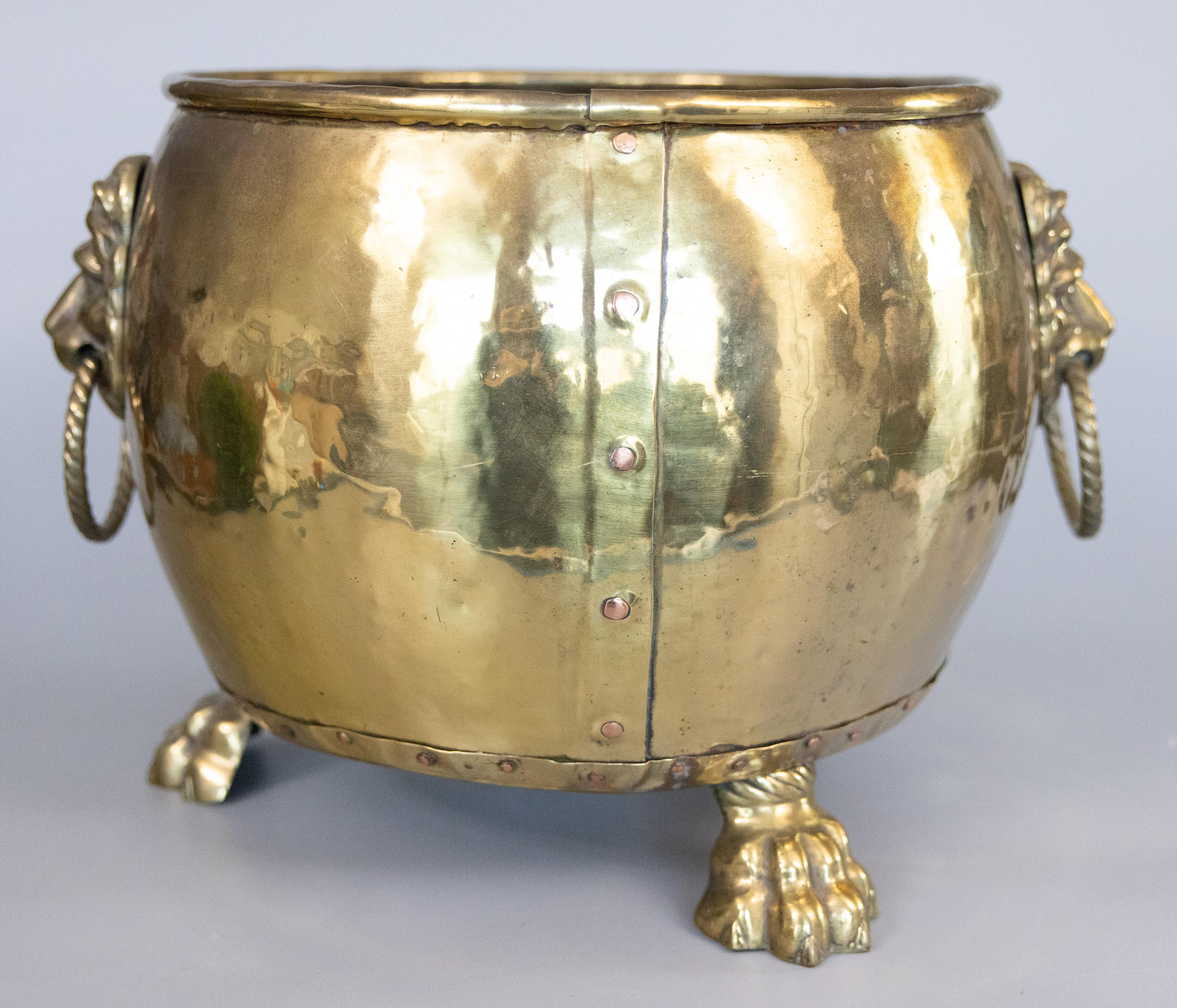 Un grande e superbo calderone inglese con piede a treppiede in ottone martellato, jardiniere, fioriera, contenitore per tronchi o secchiello per champagne, circa 1900. Questo raffinato secchio lavorato a mano è pesante, con un peso di 13 libbre, e