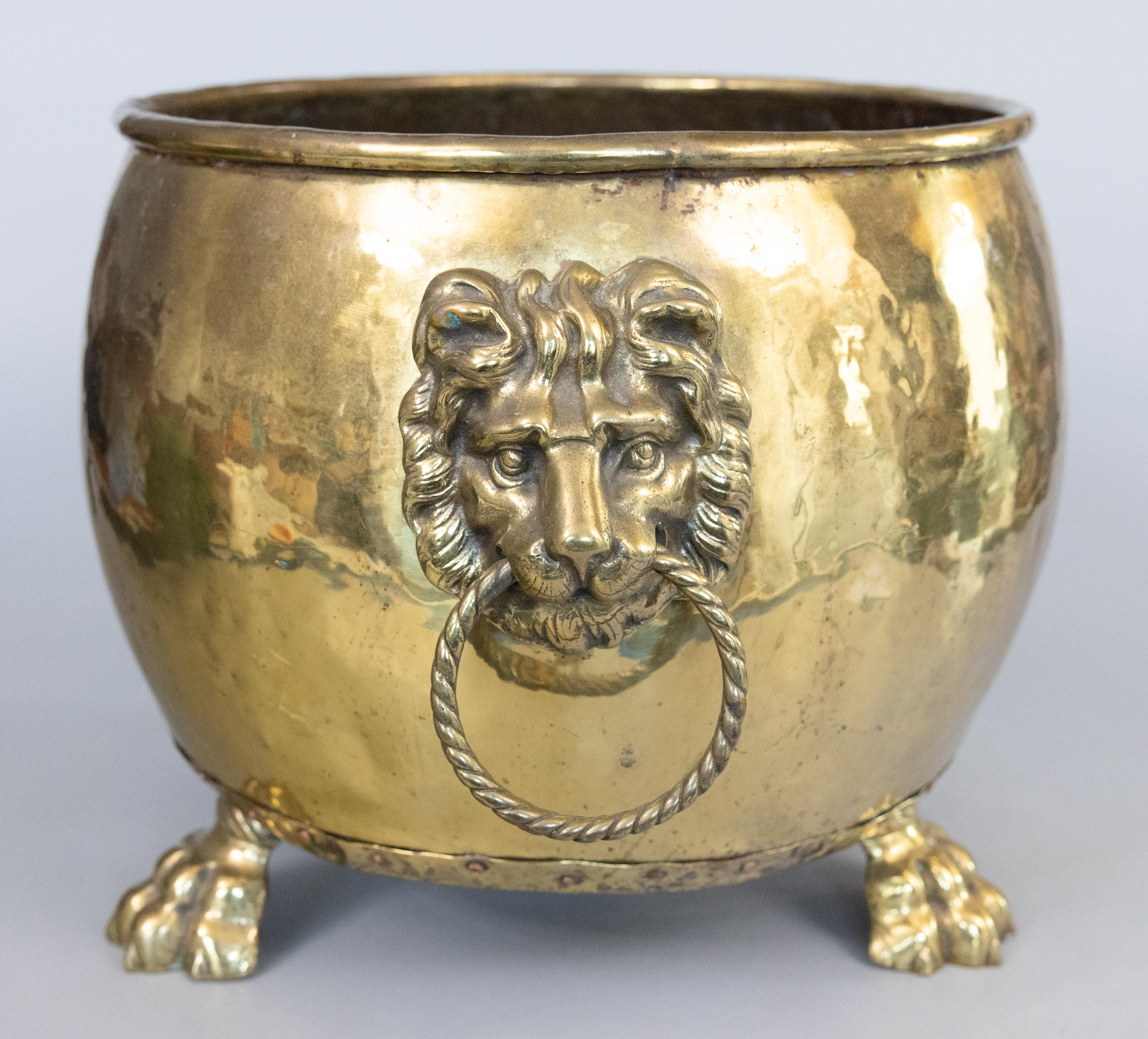 Britannico Antica fioriera inglese in ottone martellato con manici di leone in vendita