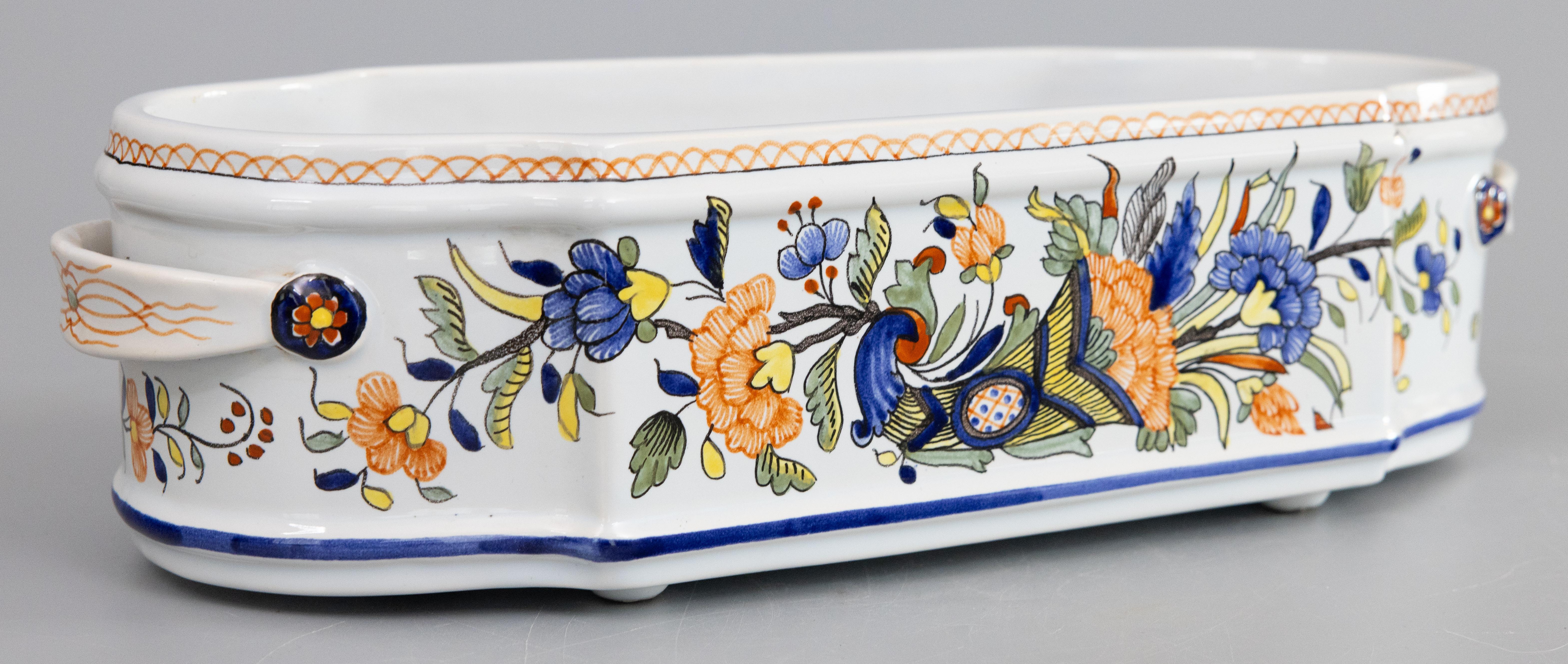 Eine schöne französische Fayence handbemalt floral Fuß jardiniere / Cachepot / Pflanzer aus Rouen, Frankreich, um 1950. Herstellermarke auf der Rückseite. Es zeigt sich wunderschön mit satten, lebendigen Farben und wäre eine schöne Dekoration für