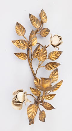 Vintage-Kerzenleuchter aus vergoldetem Tole mit weißen Rosen, um 1950