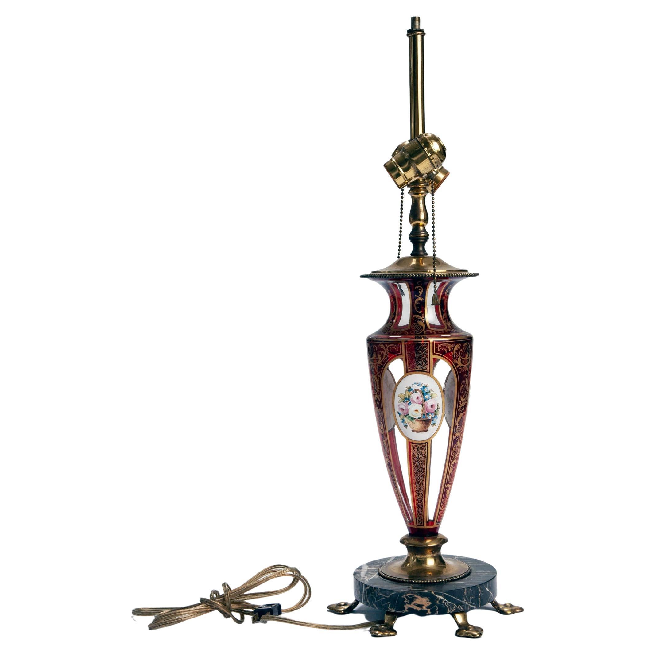 Lampe en verre de Bohême roumaine du début du 20e siècle, peinte et taillée à la main et de couleur rubis