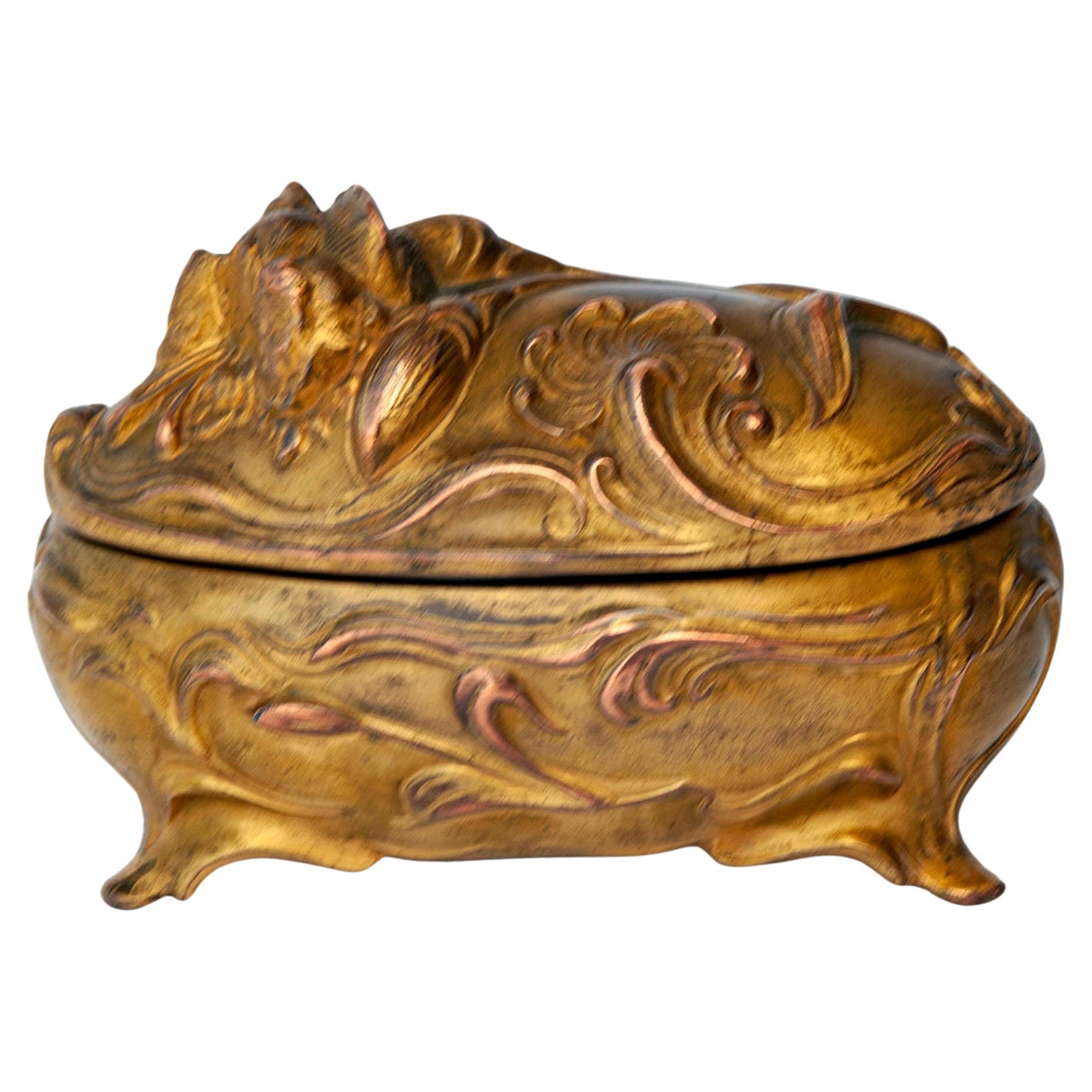 Boîte à bijoux Art Nouveau en bronze doré avec feuillage, l'intérieur n'est pas doublé 
Parfait pour le chevet du lit pour jeter des bijoux/ bagues avant de se coucher. 
La boîte est en très bon état d'ancienneté, avec une usure de la dorure due à