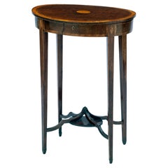 Petite table d'appoint ovale en acajou et bois satiné
