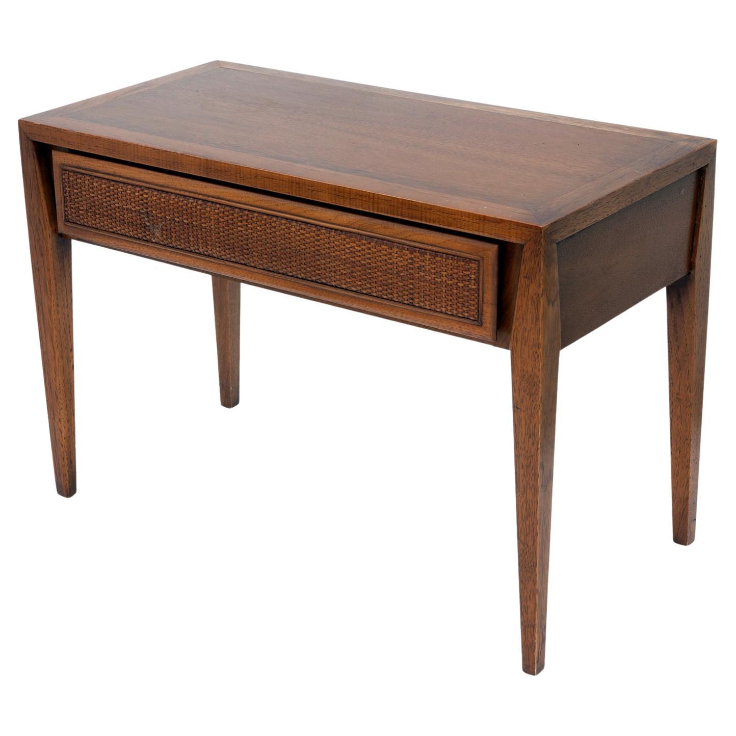 Table en noyer du milieu du siècle avec tiroir en osier par Century en vente