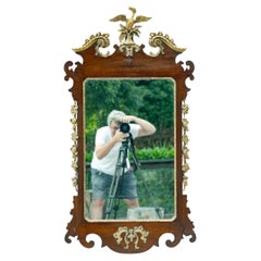 Miroir de style Chippendale en acajou et bois doré avec crête d'aigle