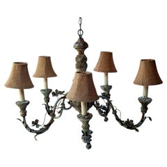 Lustre à cinq bras en fer, métal feuille de chêne et bois avec abat-jour en toile de jute