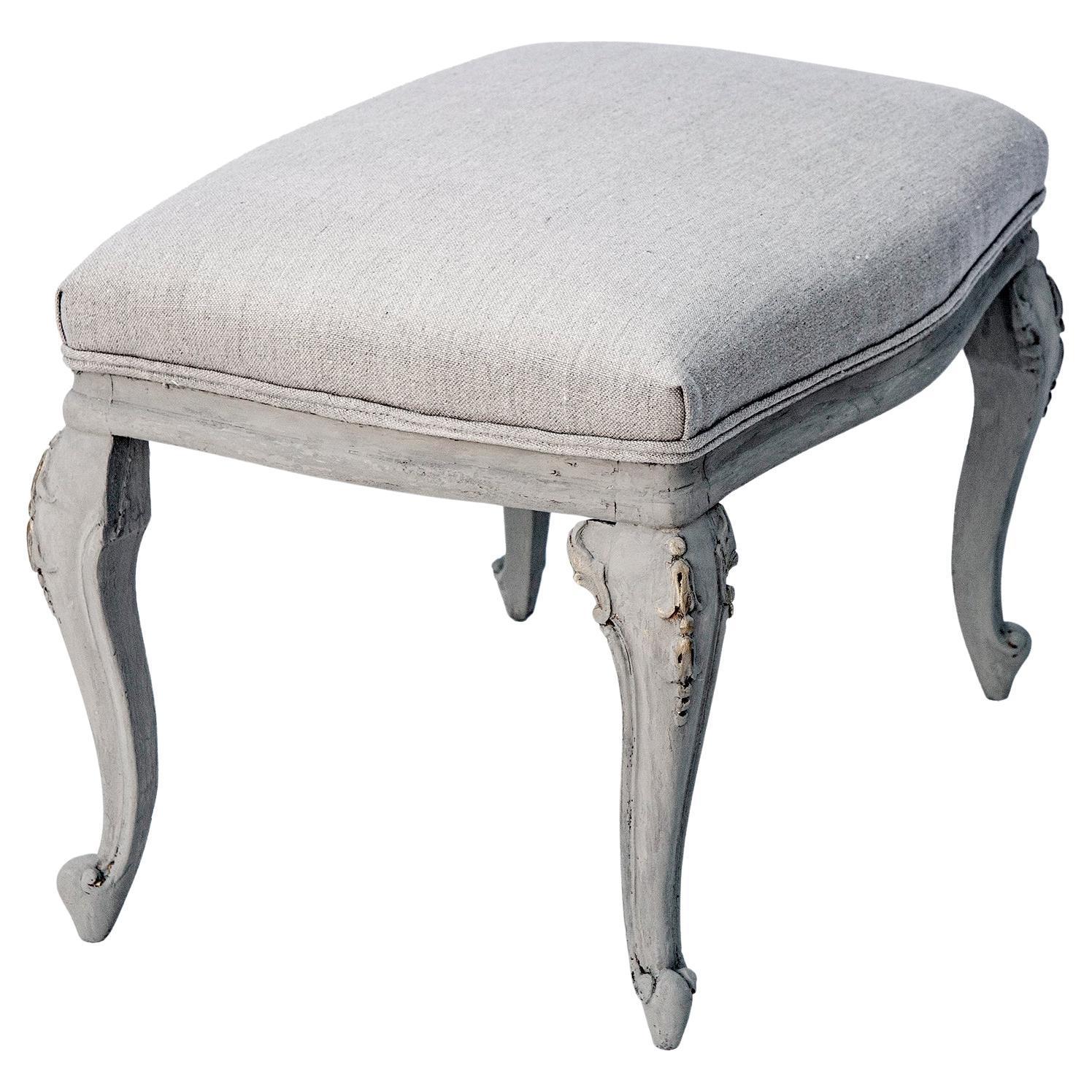 Hand carved Italian dressing table bench.
New upholstery in heavy weight Belgian linen with self-welt.
Gently curved legs hand painted & accented in gold.