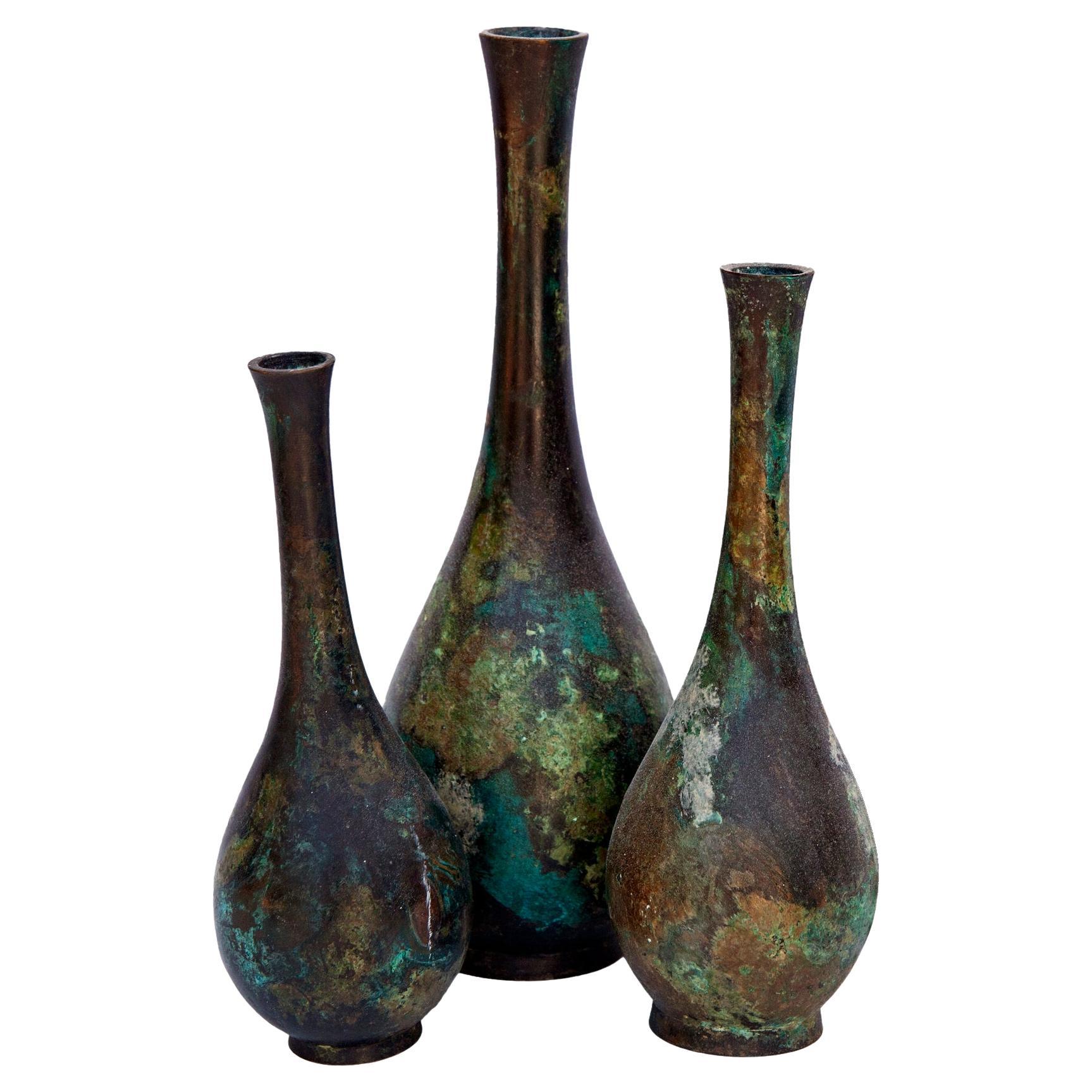 Un elegante set di vasi giapponesi in bronzo rifiniti con la tecnica murashido.
Il processo consiste nello spruzzare oli sul bronzo caldo per produrre patine colorate che spesso assomigliano a un effetto marmorizzato.
1 Vaso grande 9,25X3,25
1 Vaso