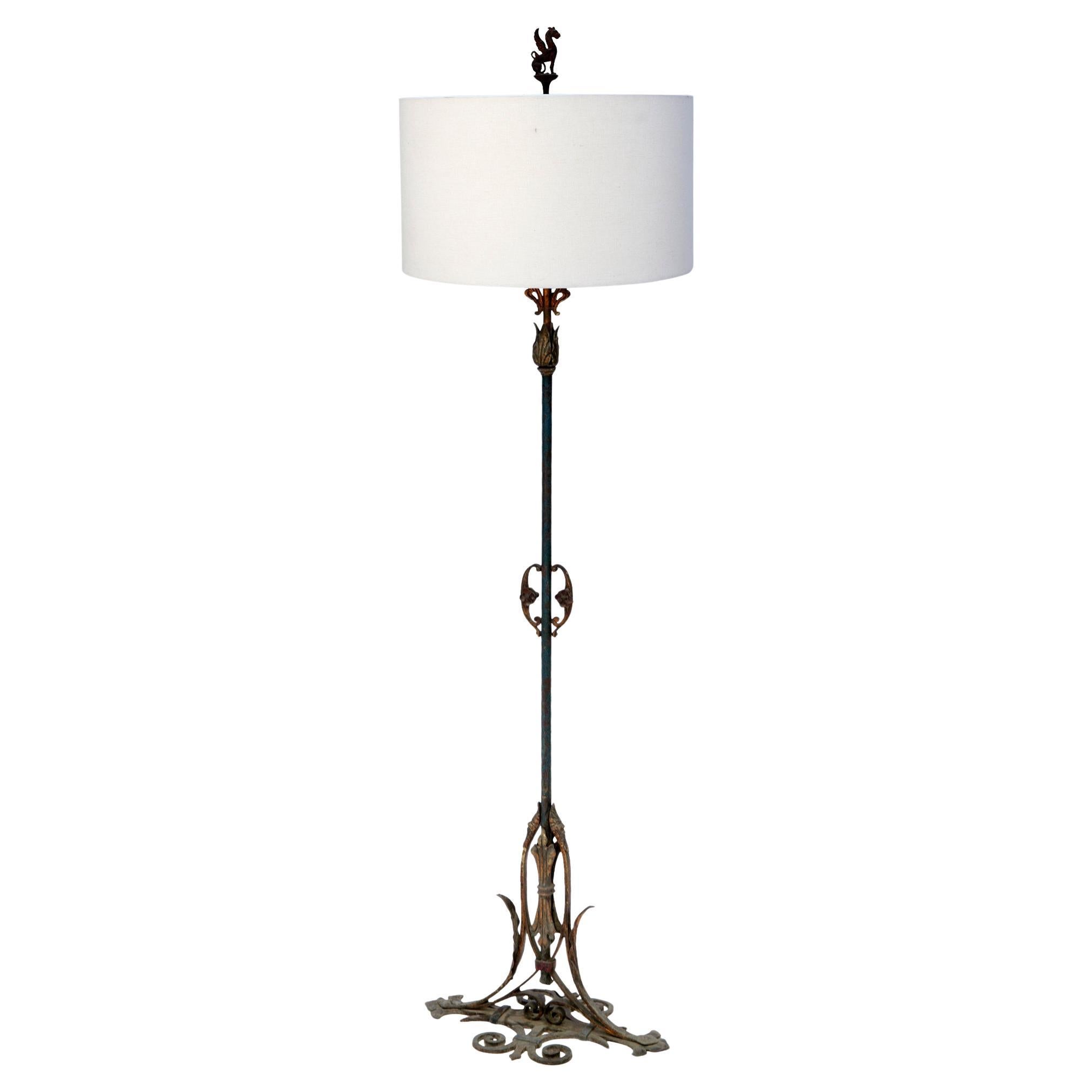 Una rara lampada da terra in stile Art Noveau creata artigianalmente in ferro battuto con ornamenti in ottone/bronzo. 
La lampada è stata completamente ricablata, è incluso un paralume in lino PB. Risale al 1900-1910 circa.
La qualità è incredibile,