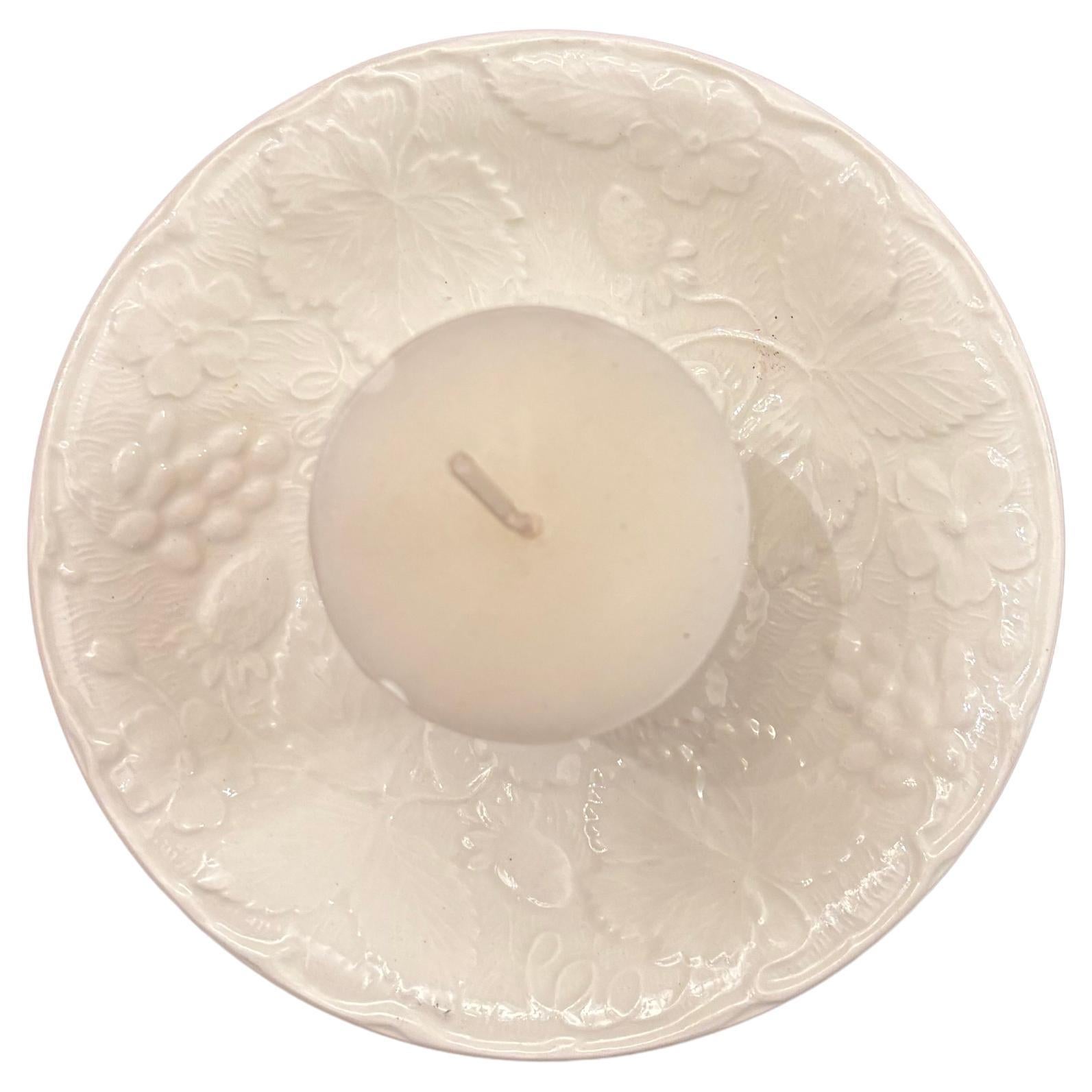 Piattino inglese d
epoca in pietra di ferro con candela Maison Louis Marie in vendita