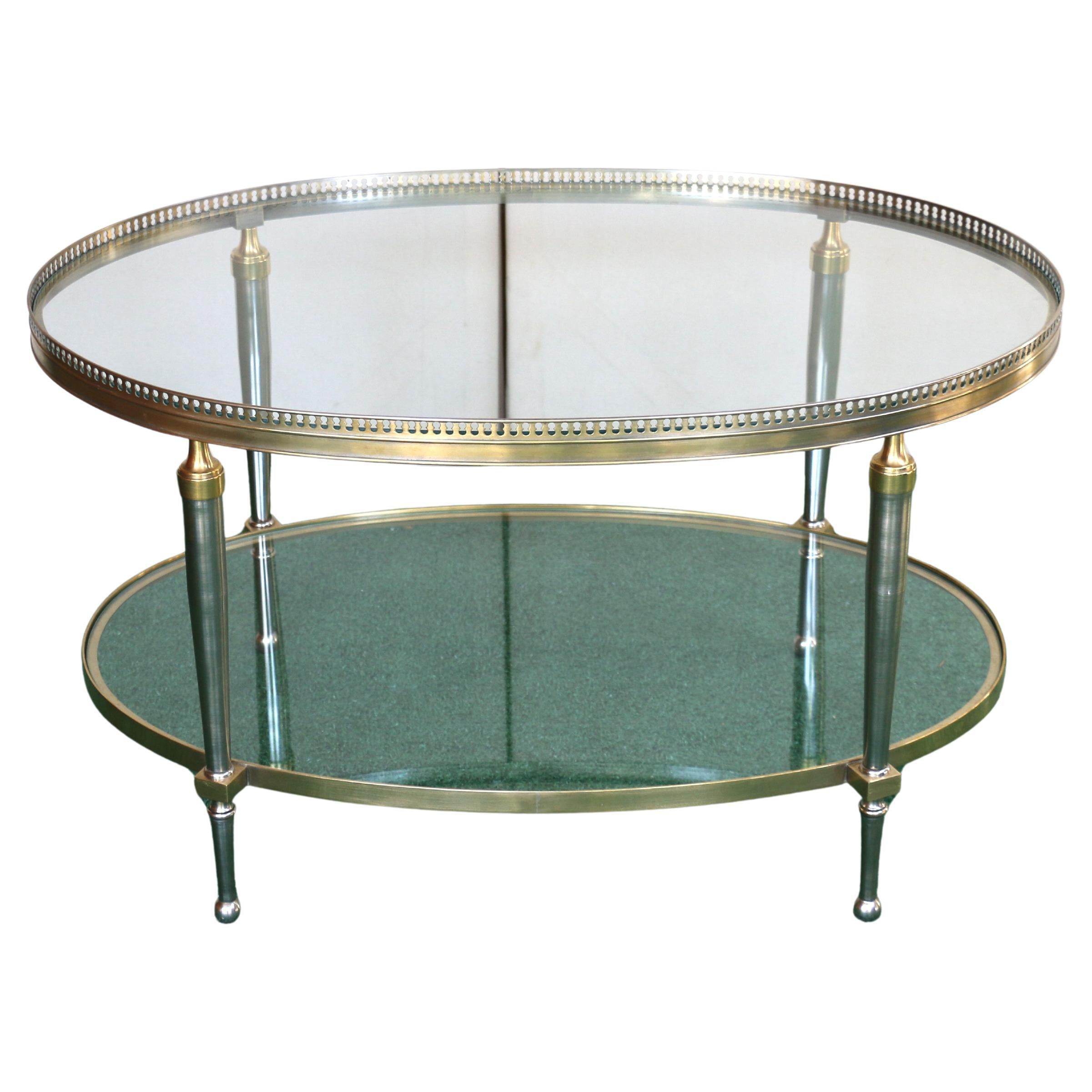 Tavolino da caffè ovale con piano in vetro Trouvailles Hollywood Regency in argento e ottone in vendita