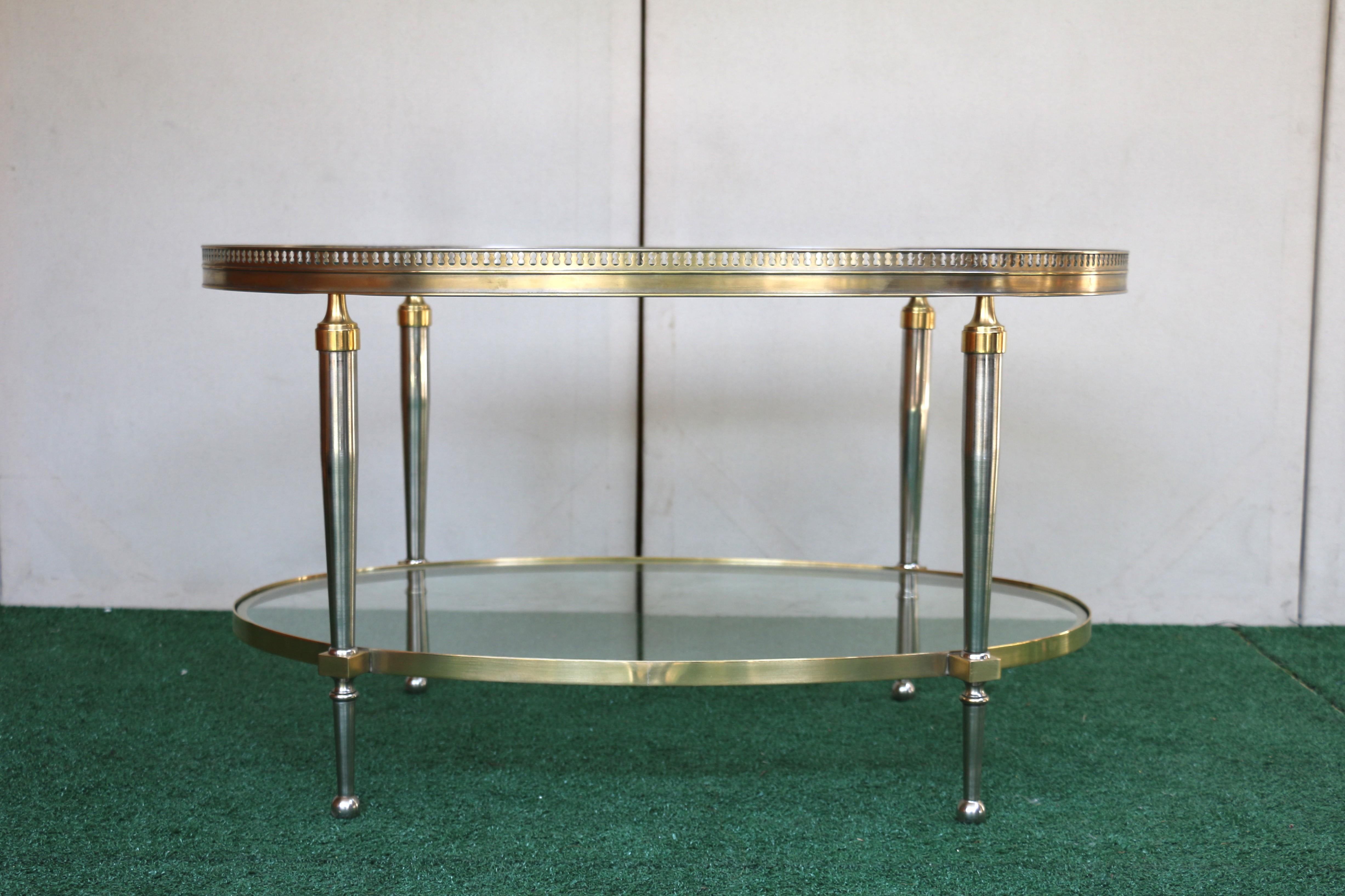 Tavolino da caffè ovale con piano in vetro Trouvailles Hollywood Regency in argento e ottone In condizioni buone in vendita a North Hollywood, CA