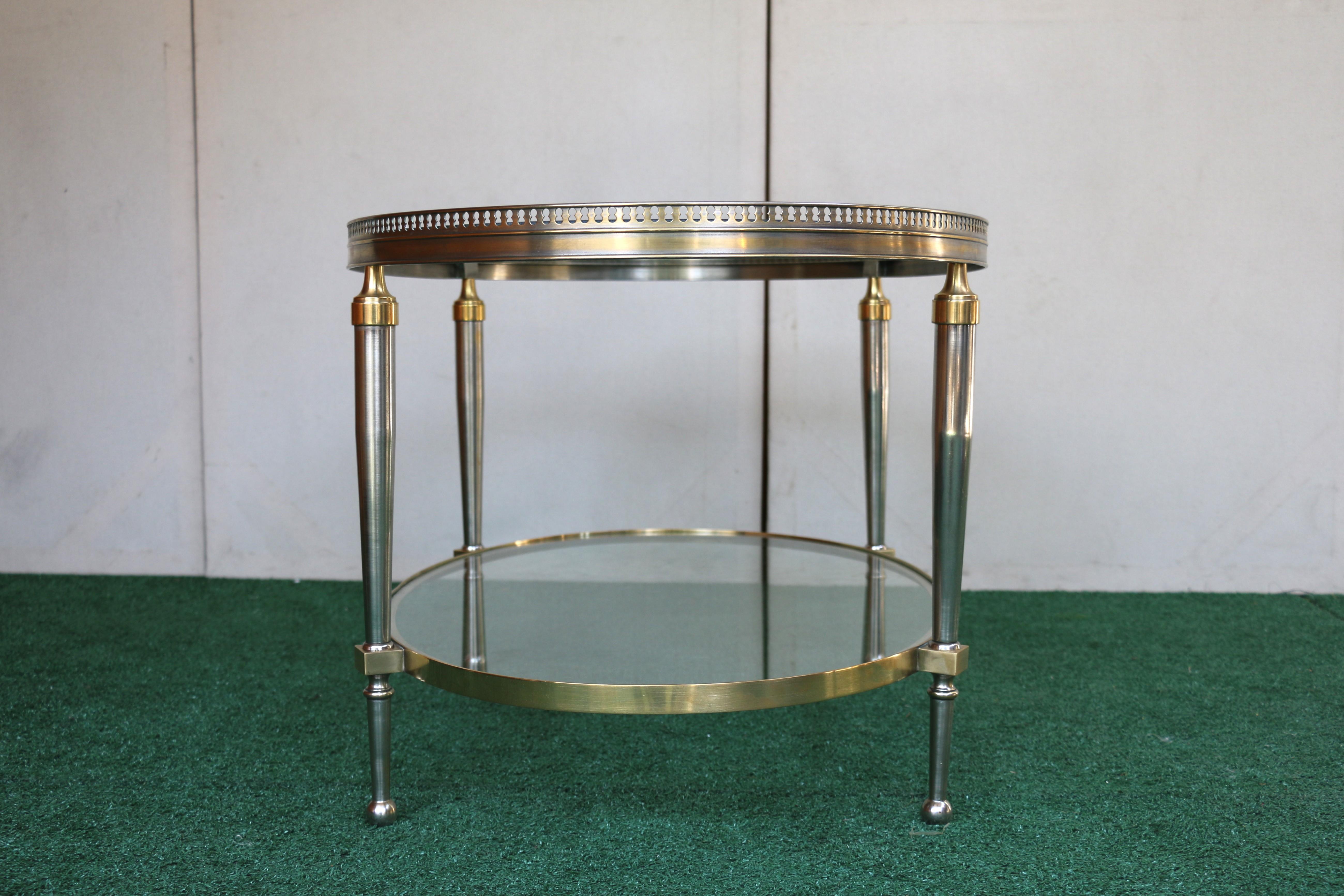 Tavolino da caffè ovale con piano in vetro Trouvailles Hollywood Regency in argento e ottone in vendita 1