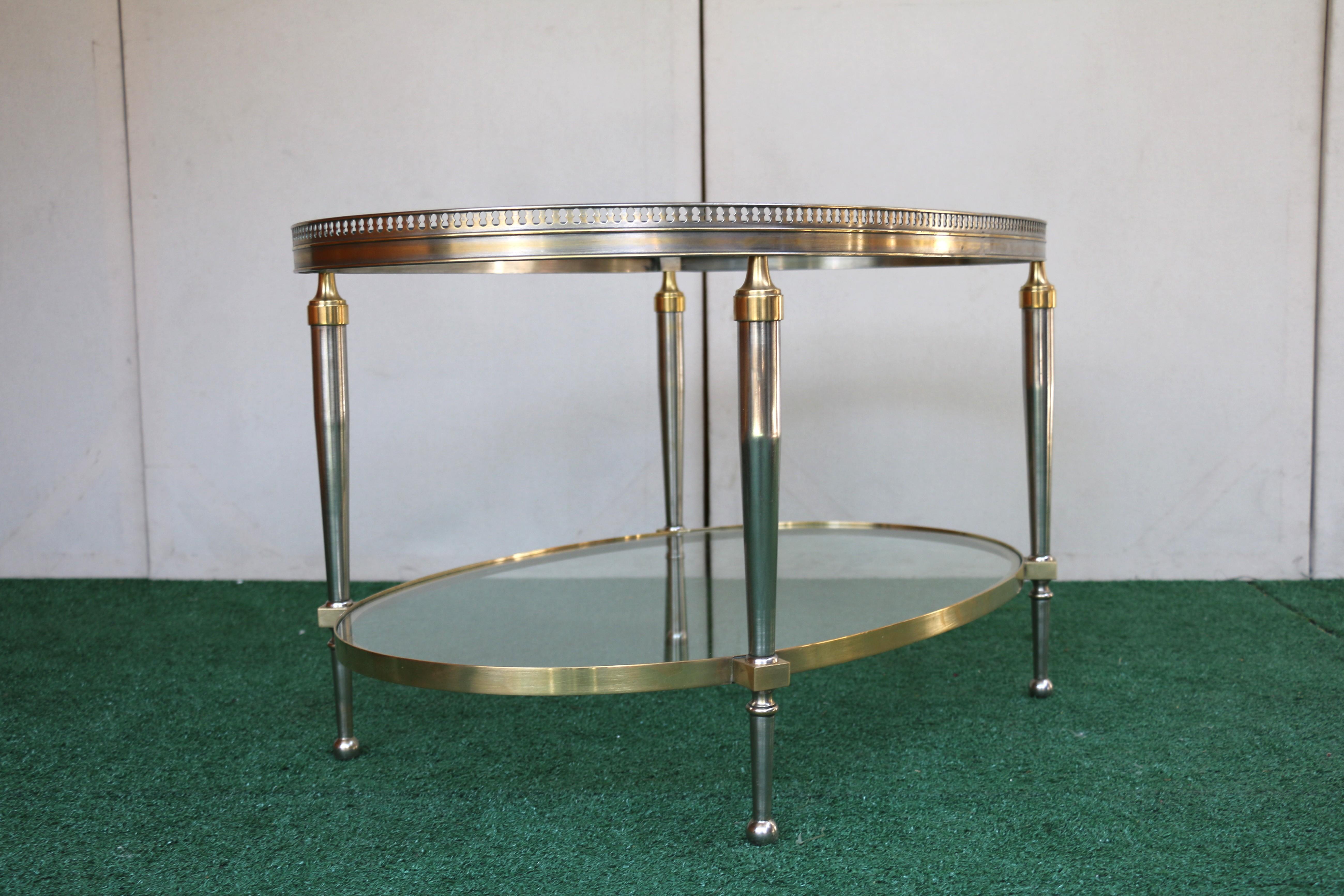 Tavolino da caffè ovale con piano in vetro Trouvailles Hollywood Regency in argento e ottone in vendita 2