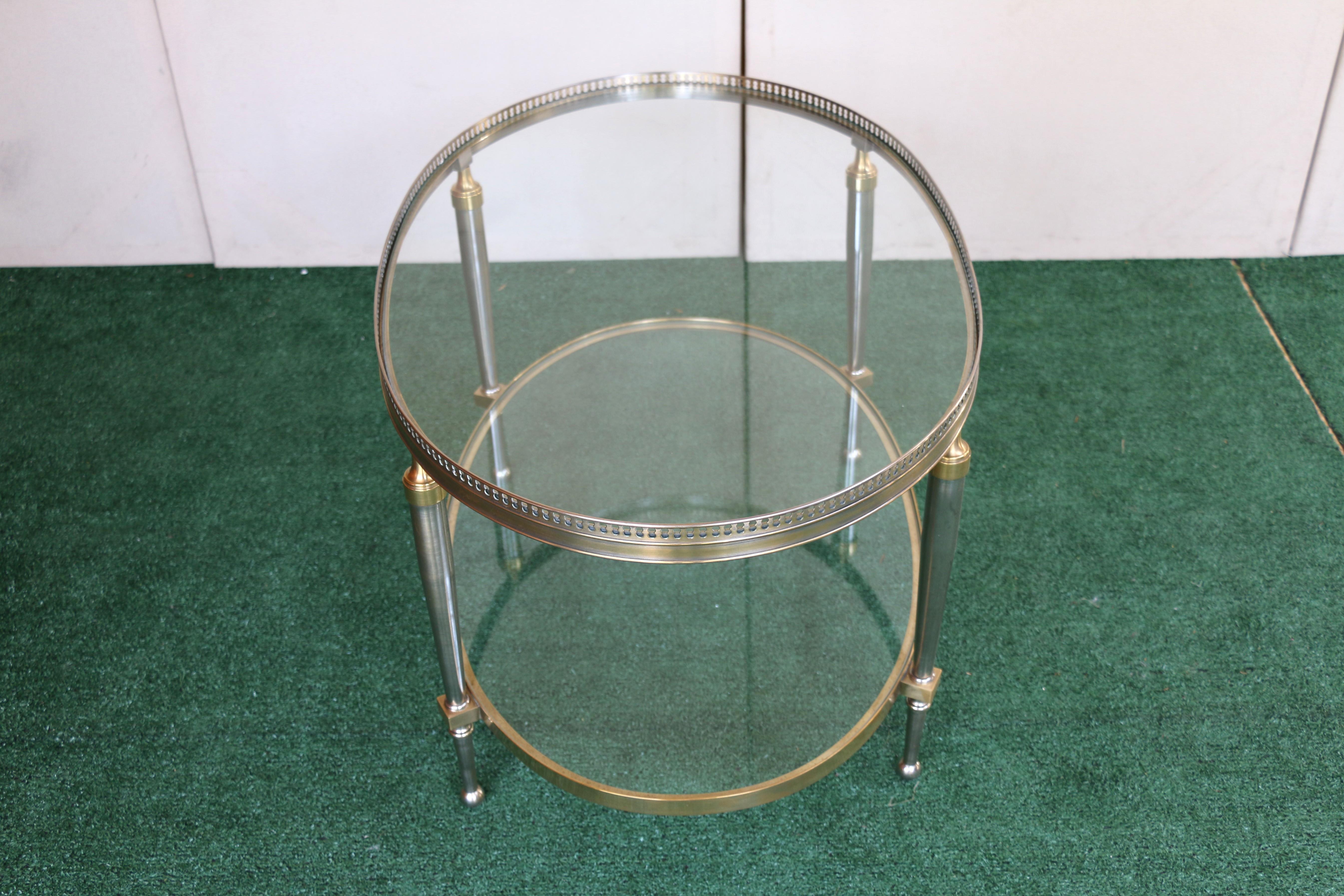 Tavolino da caffè ovale con piano in vetro Trouvailles Hollywood Regency in argento e ottone in vendita 6