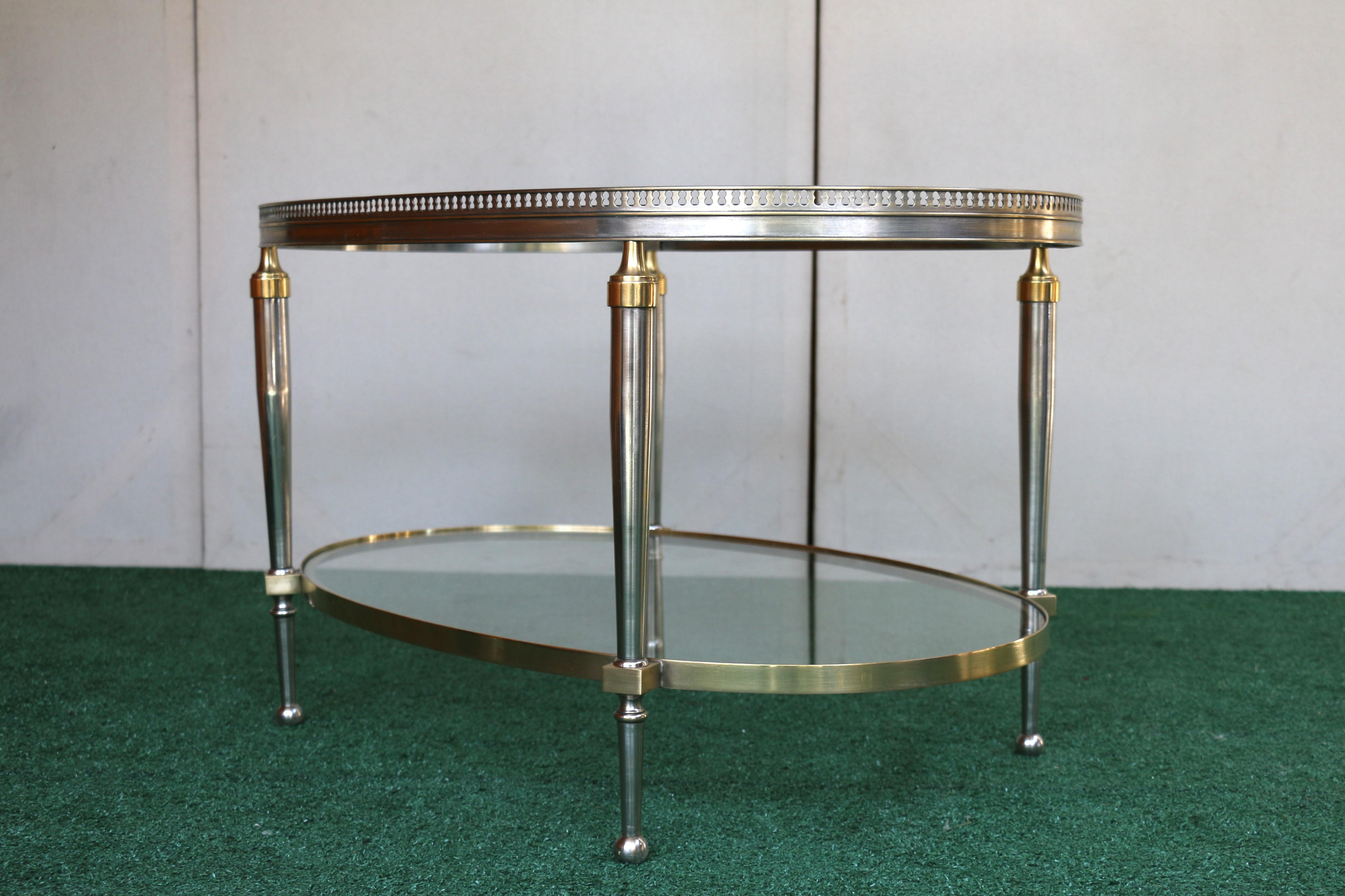 Tavolino da caffè ovale con piano in vetro Trouvailles Hollywood Regency in argento e ottone in vendita 4