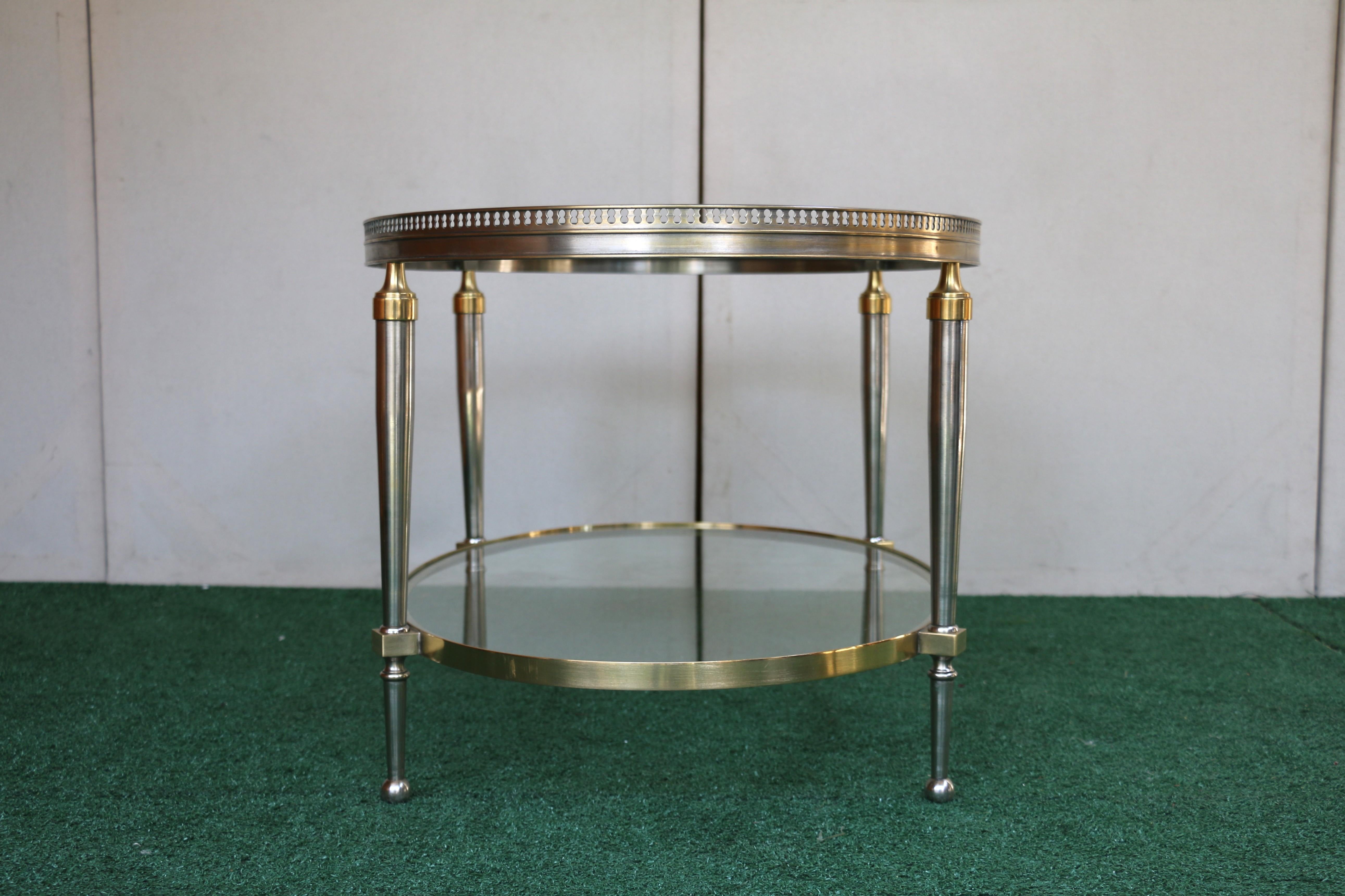 Tavolino da caffè ovale con piano in vetro Trouvailles Hollywood Regency in argento e ottone in vendita 5