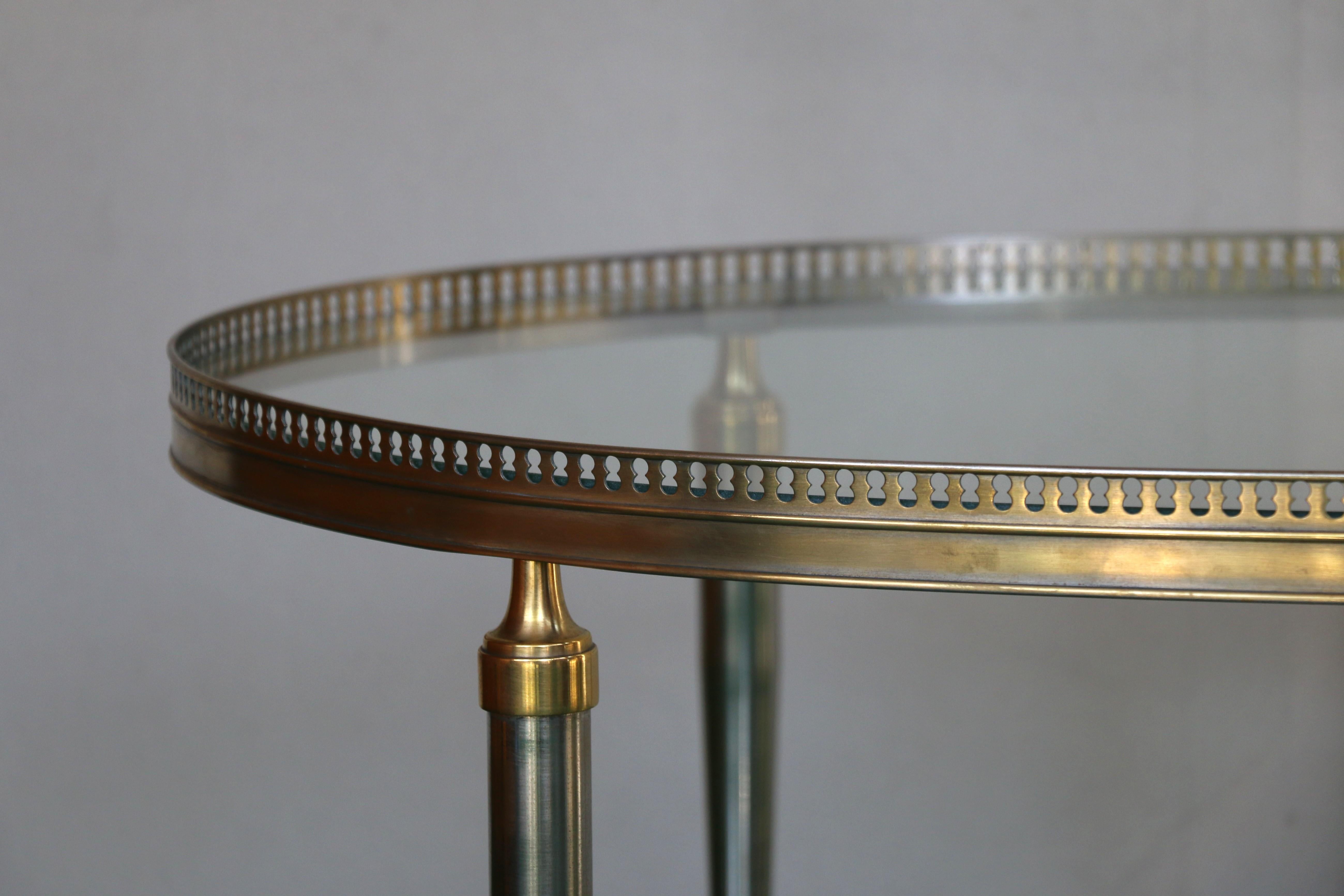 Tavolino da caffè ovale con piano in vetro Trouvailles Hollywood Regency in argento e ottone in vendita 8
