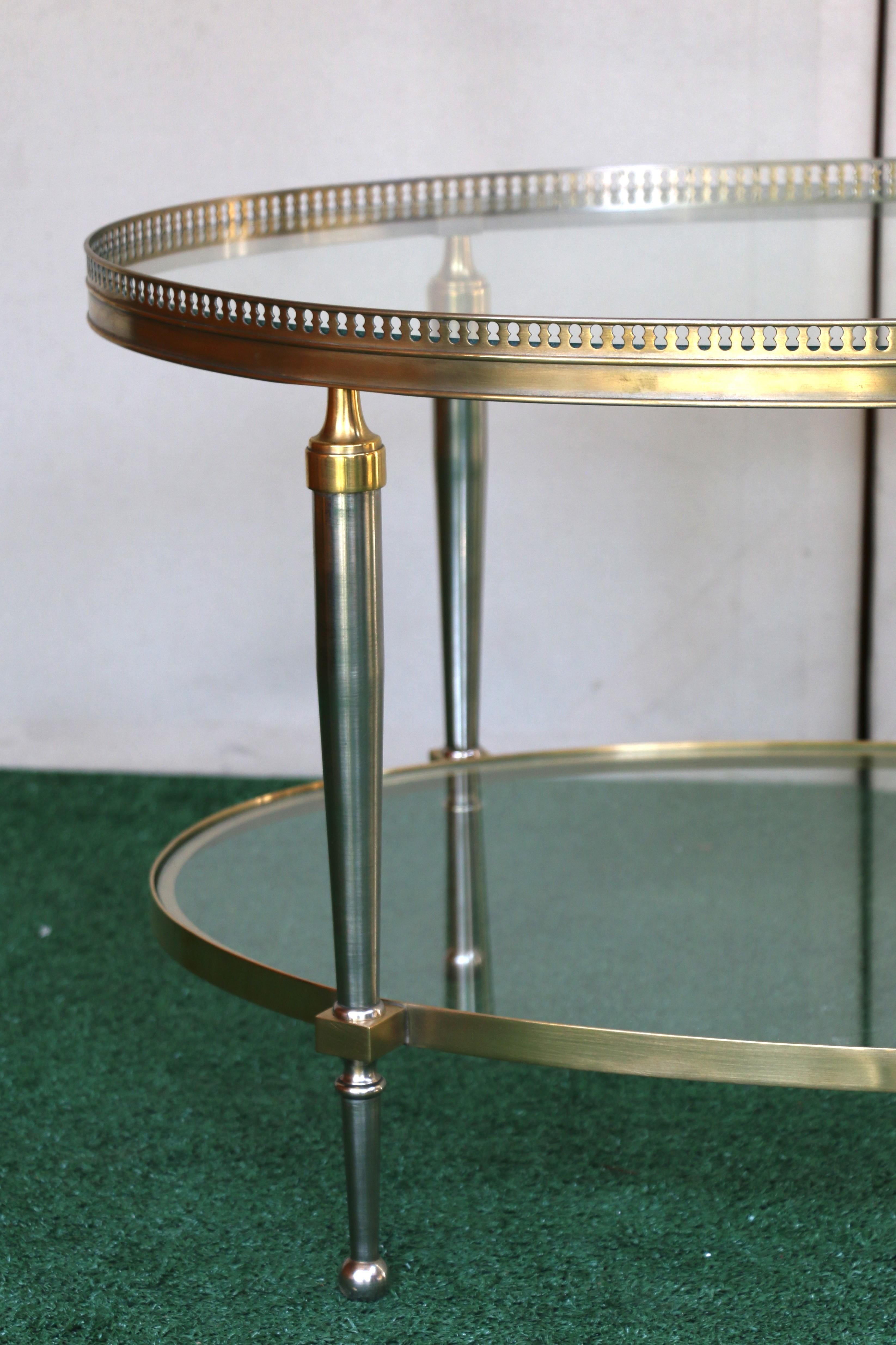 Tavolino da caffè ovale con piano in vetro Trouvailles Hollywood Regency in argento e ottone in vendita 7