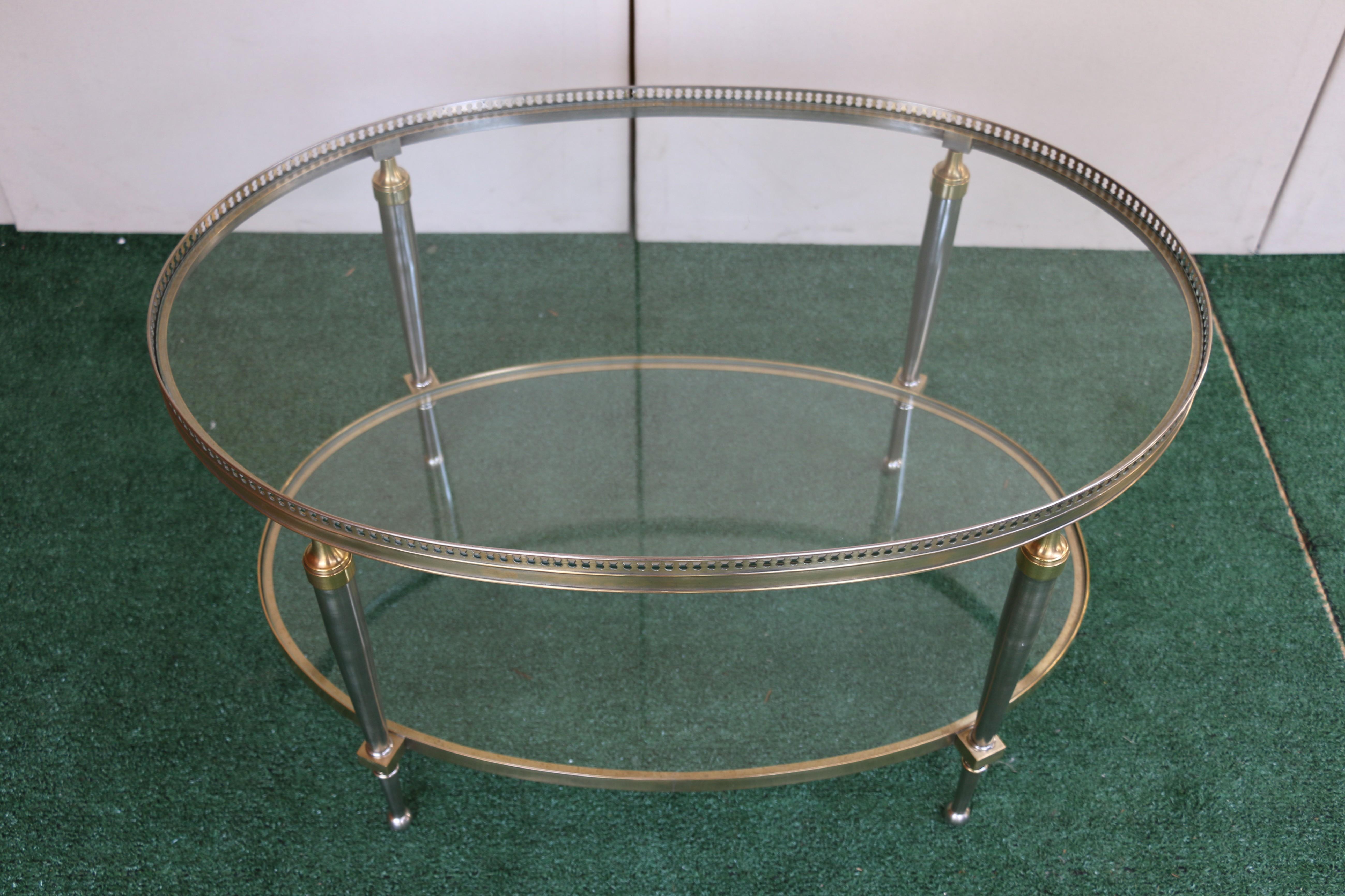 Fine XX secolo Tavolino da caffè ovale con piano in vetro Trouvailles Hollywood Regency in argento e ottone in vendita