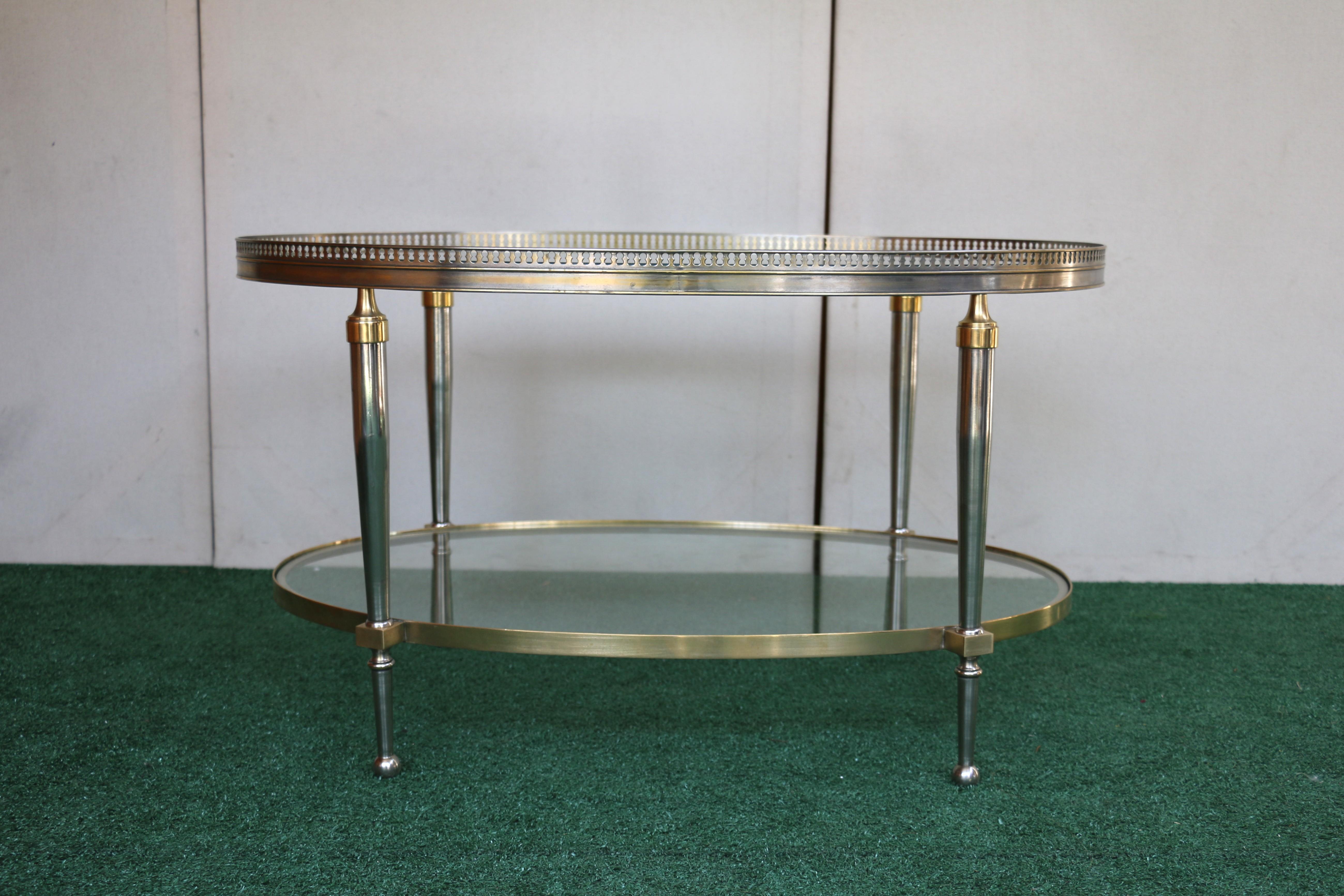 Tavolino da caffè ovale con piano in vetro Trouvailles Hollywood Regency in argento e ottone in vendita 3