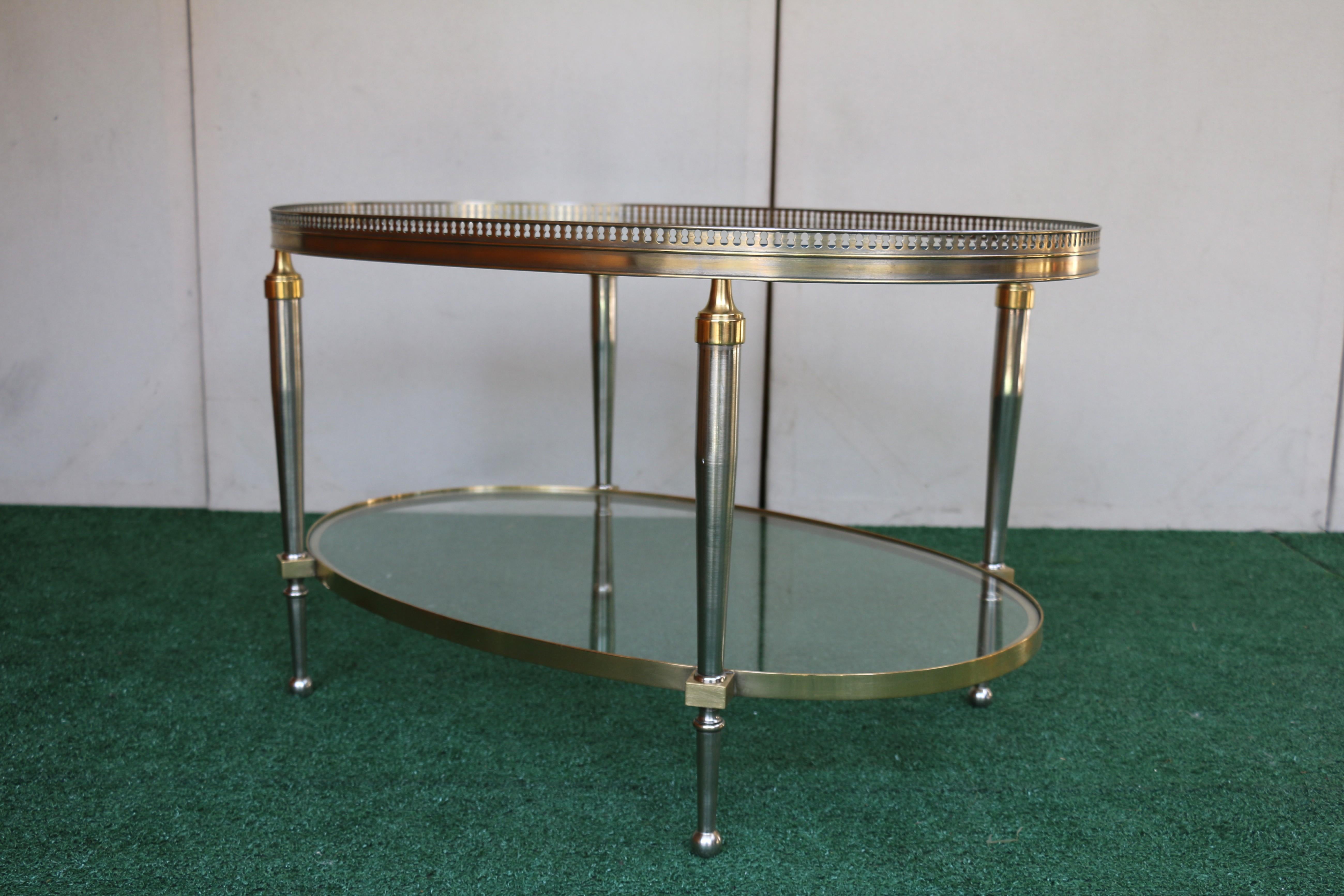 Ottone Tavolino da caffè ovale con piano in vetro Trouvailles Hollywood Regency in argento e ottone in vendita