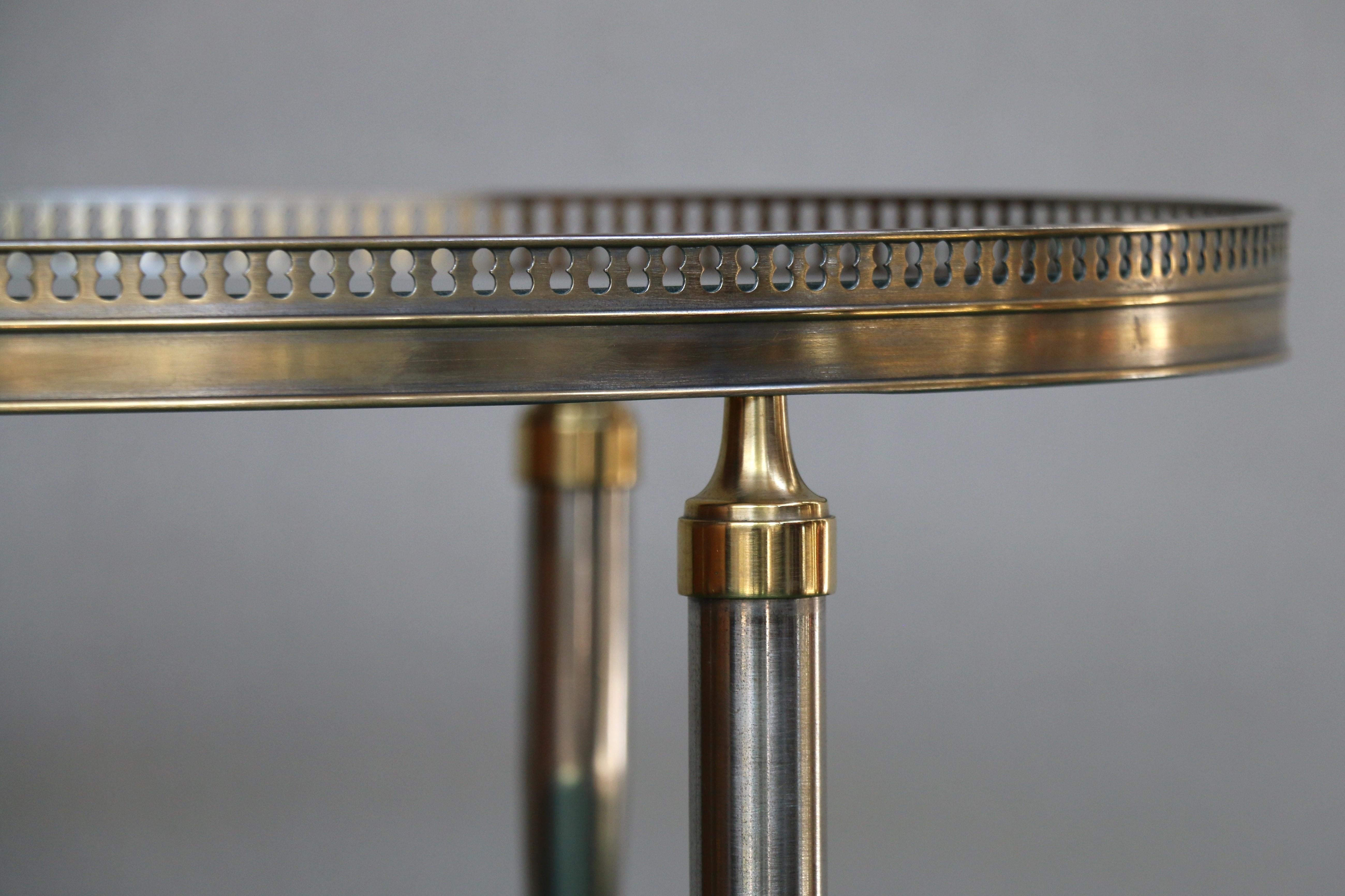 Tavolino da caffè ovale con piano in vetro Trouvailles Hollywood Regency in argento e ottone in vendita 9